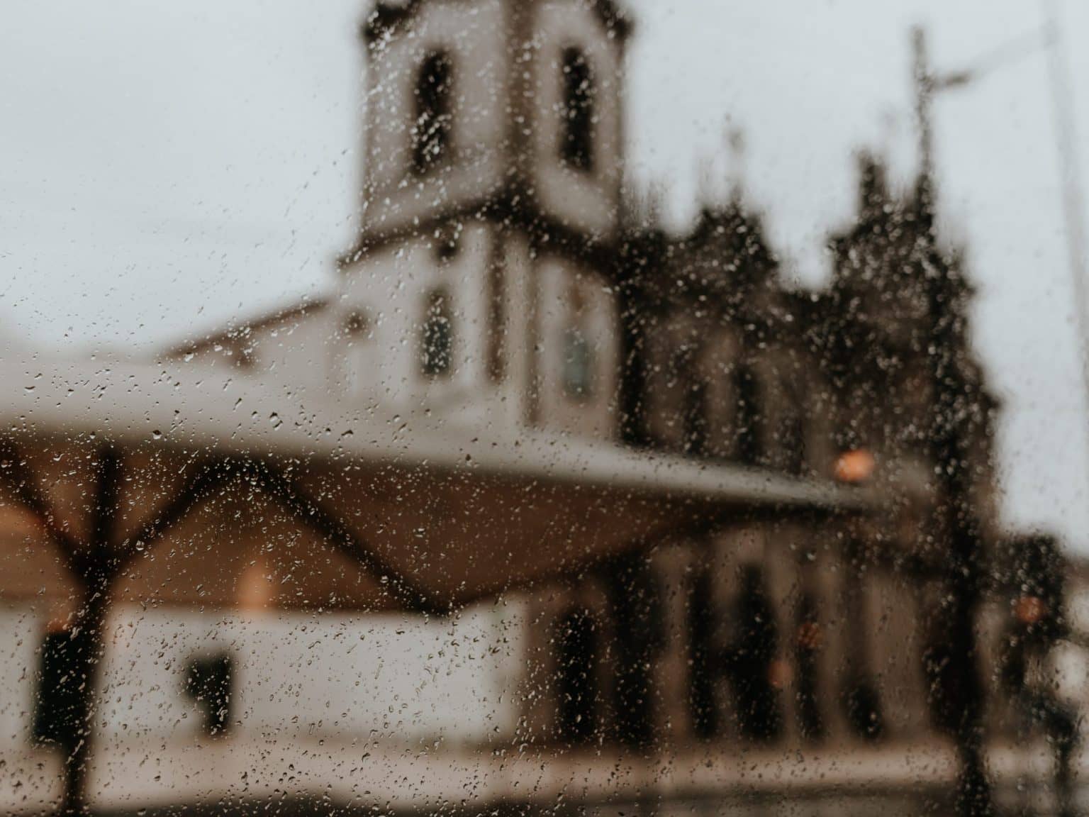 Die Igreja do Carmo hinter einem verregneten Fenster des Cafés.