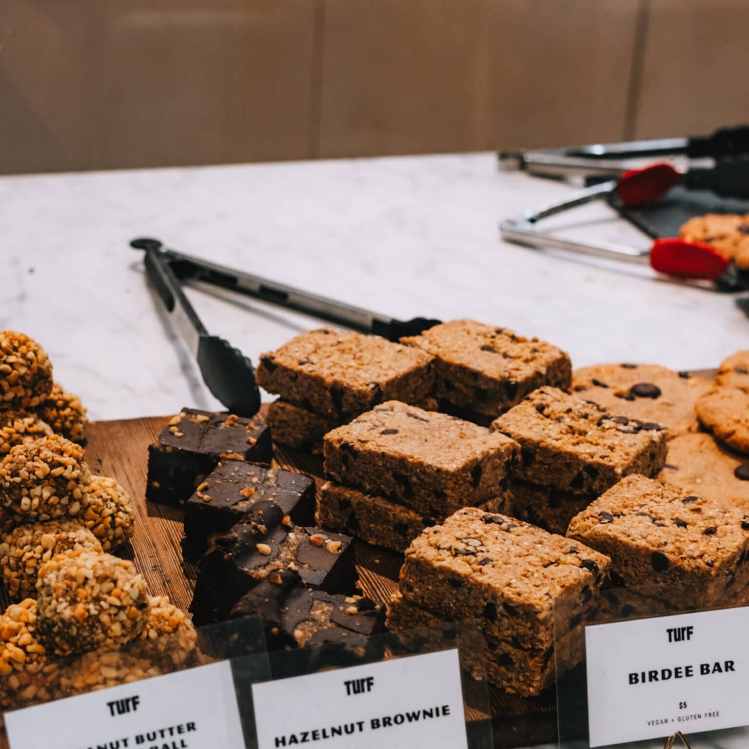 Brownies und Cookies auf der Theke vom Turf.