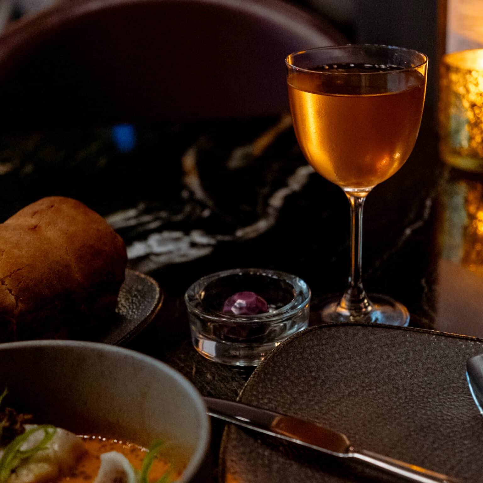Der gedeckte Tisch mit Essen und Trinken im Jungle Room.