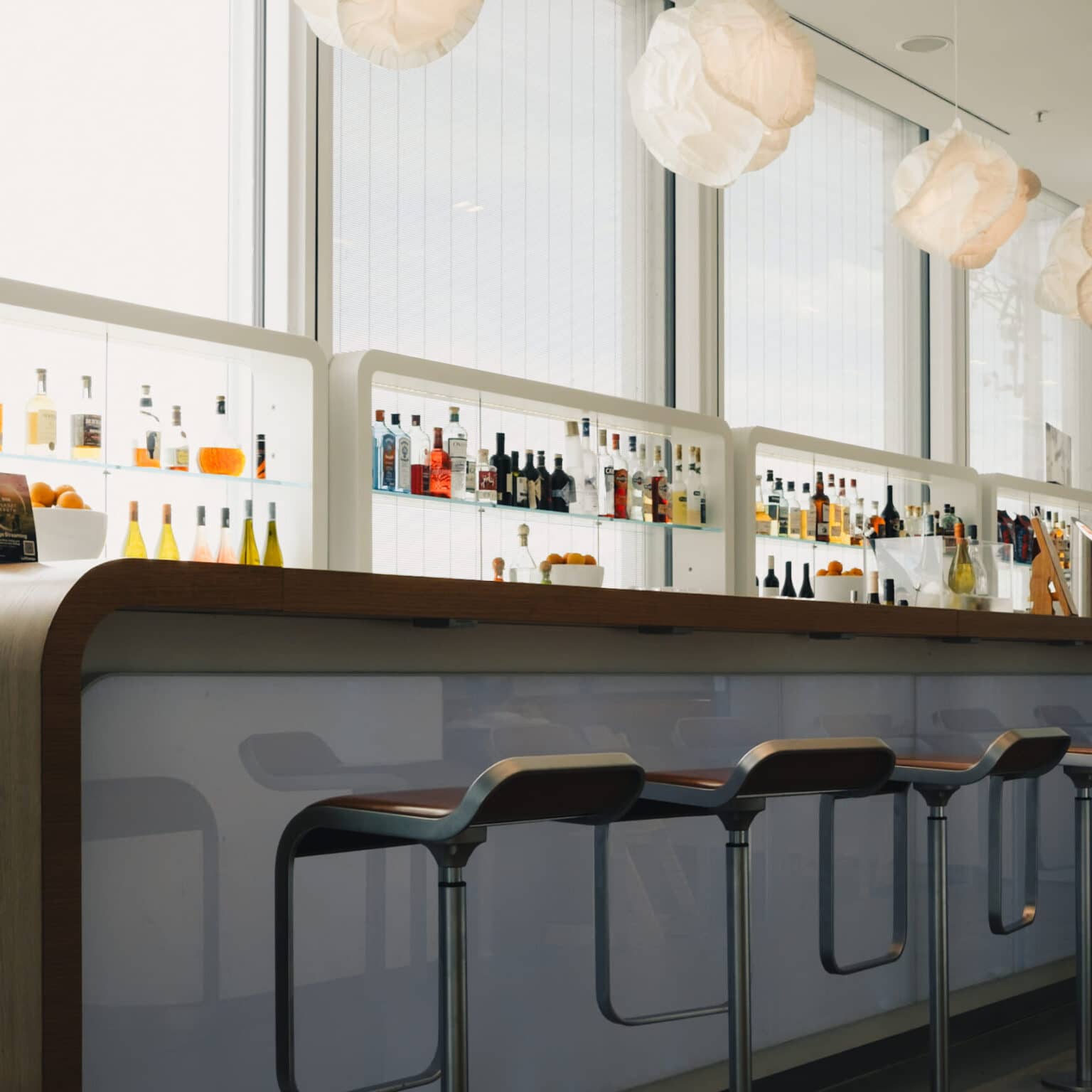 Eine Bar mit großen Fenstern und viel Tageslicht.