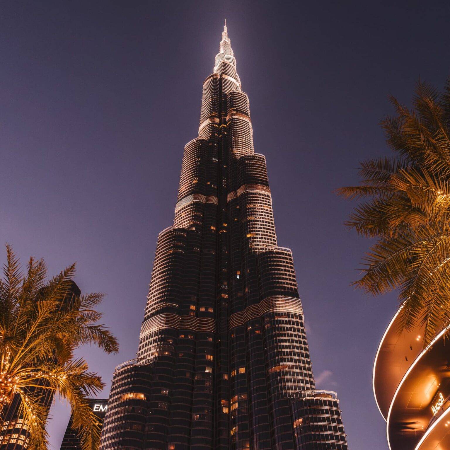 Der Burj Khalifa in Dubai bei Nacht.