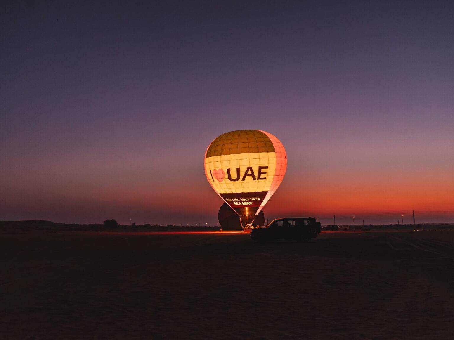 Ein Heißluftballon kurz vor dem Start in der Wüste Dubais.