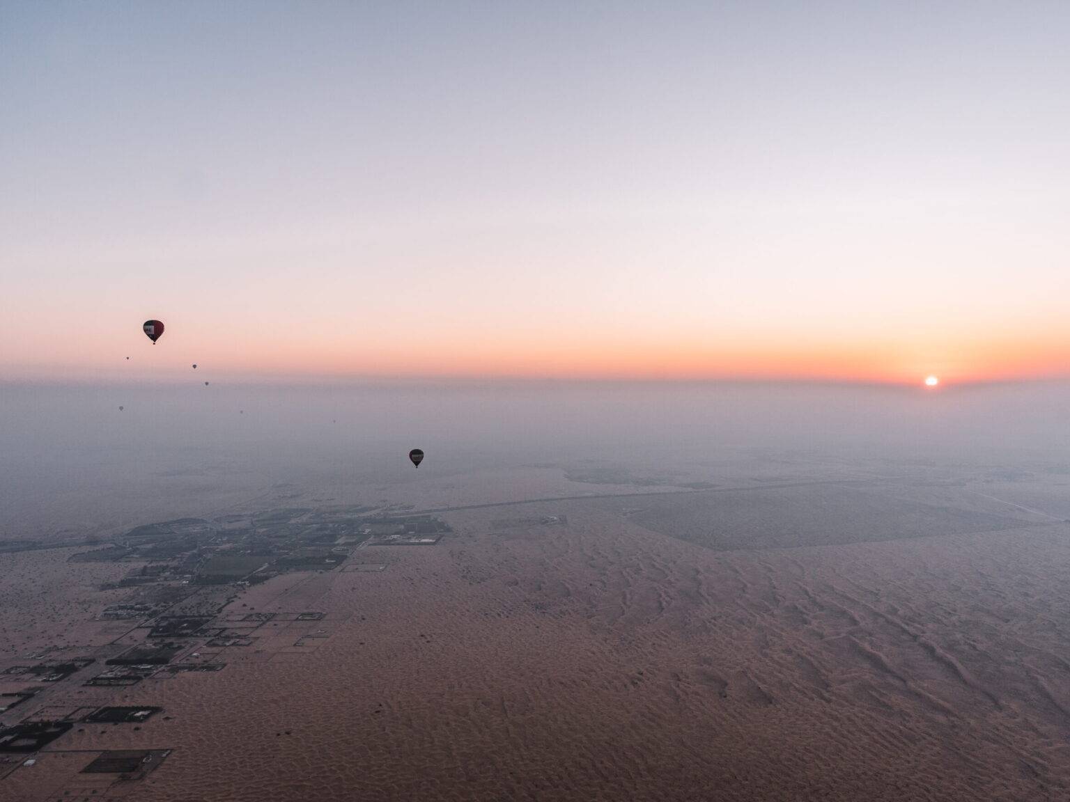Die Wüste Dubais aus dem Korb des Heißluftballons bei Sonnenaufgang.