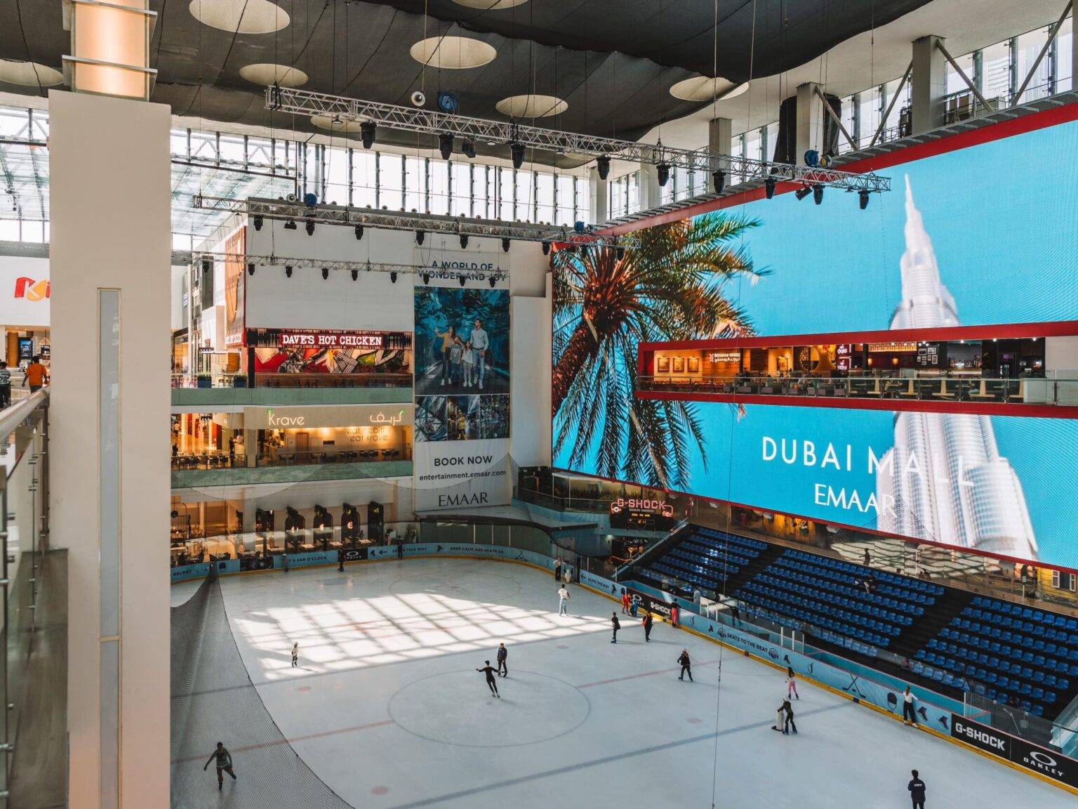 Einige Menschen beim Eislaufen auf der Eisbahn in der Dubai Mall.