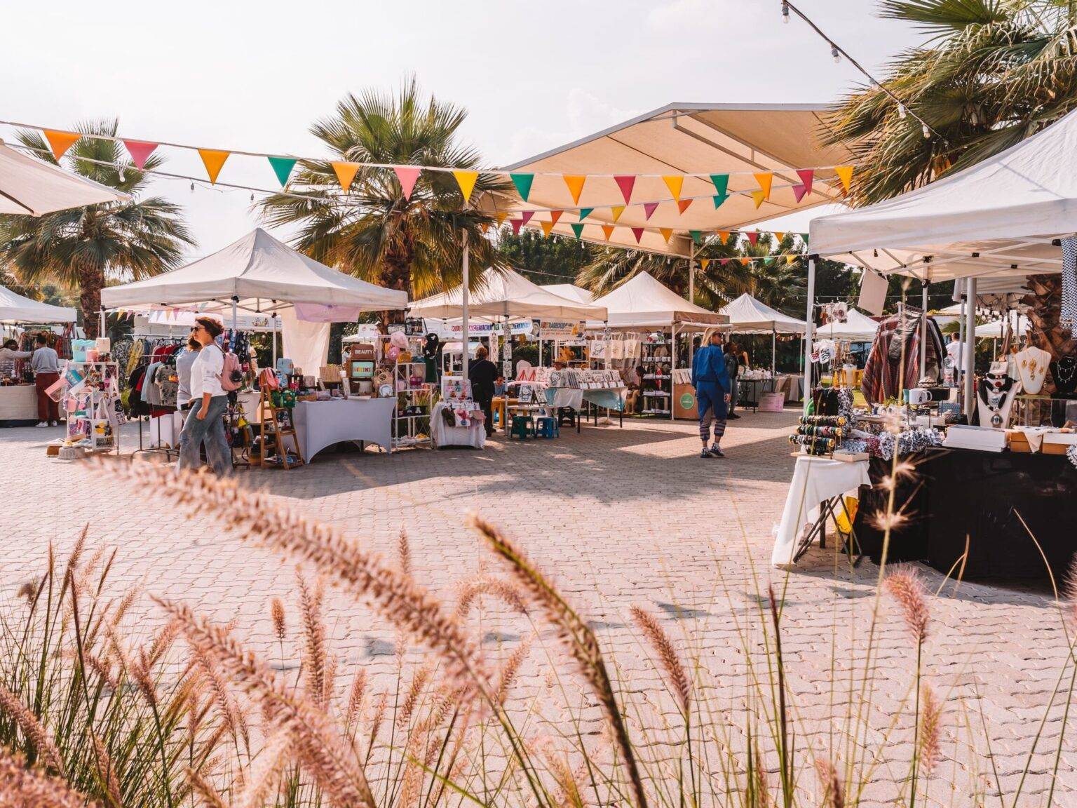Marktstände mit Klamotten und Souvenirs auf dem Ripe Market in Dubai.