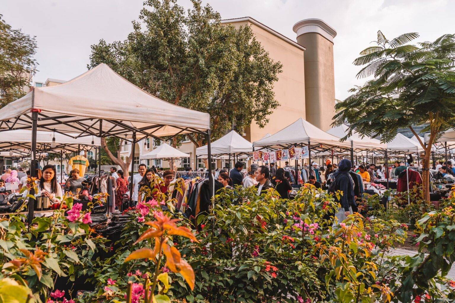 Designerstücke für wenig Geld findest du mit etwas Glück auf dem Flohmarkt. 