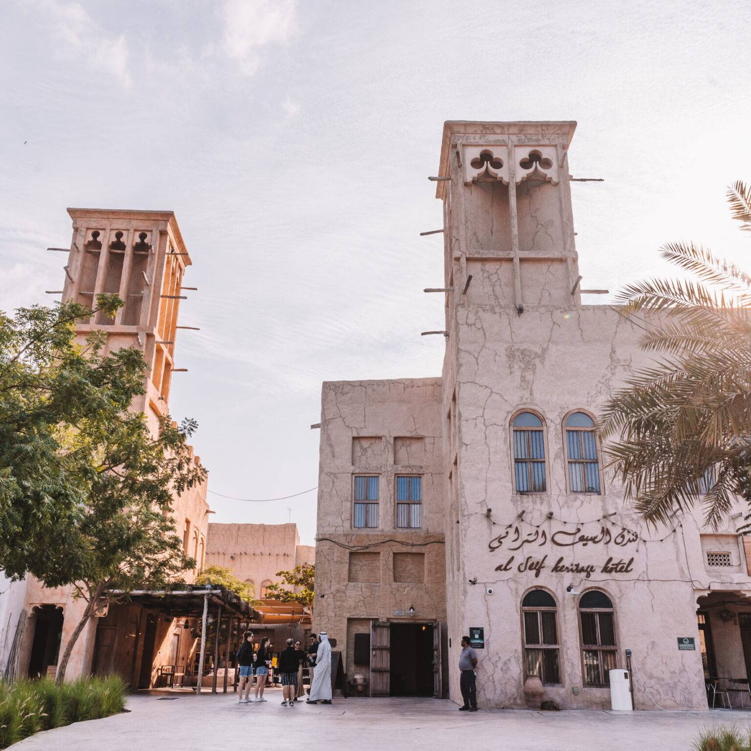 Die Fassade des Al Seef Heritage Hotels in Dubai.