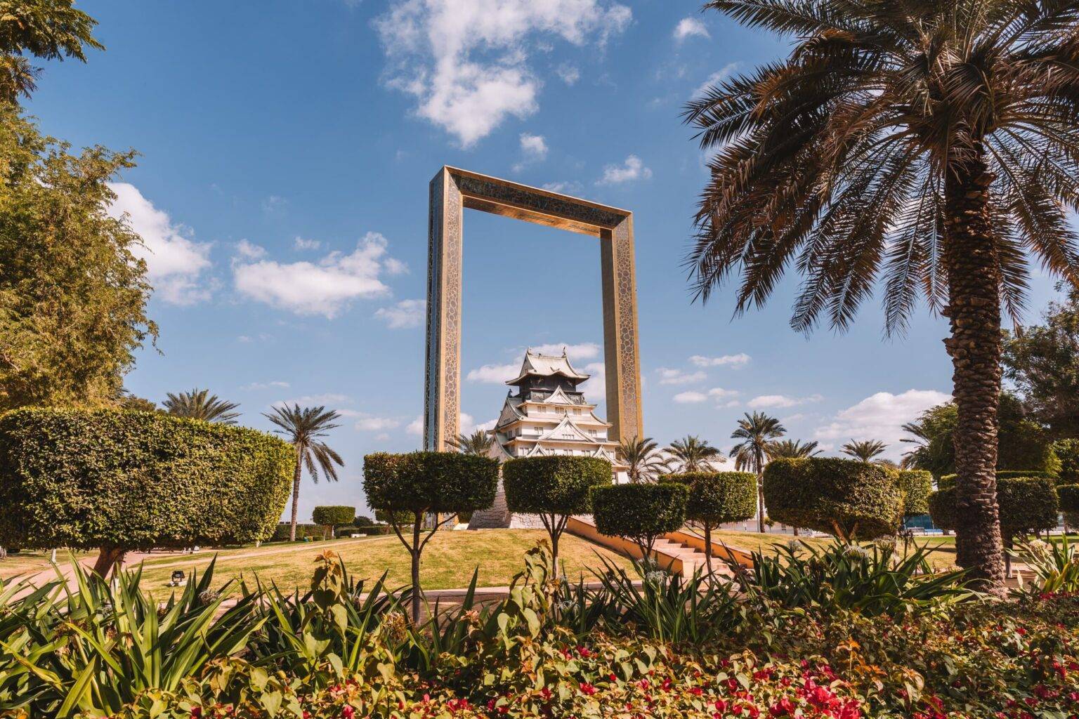 Bereits nur von unten sieht der Dubai Frame schon beeindruckend aus.