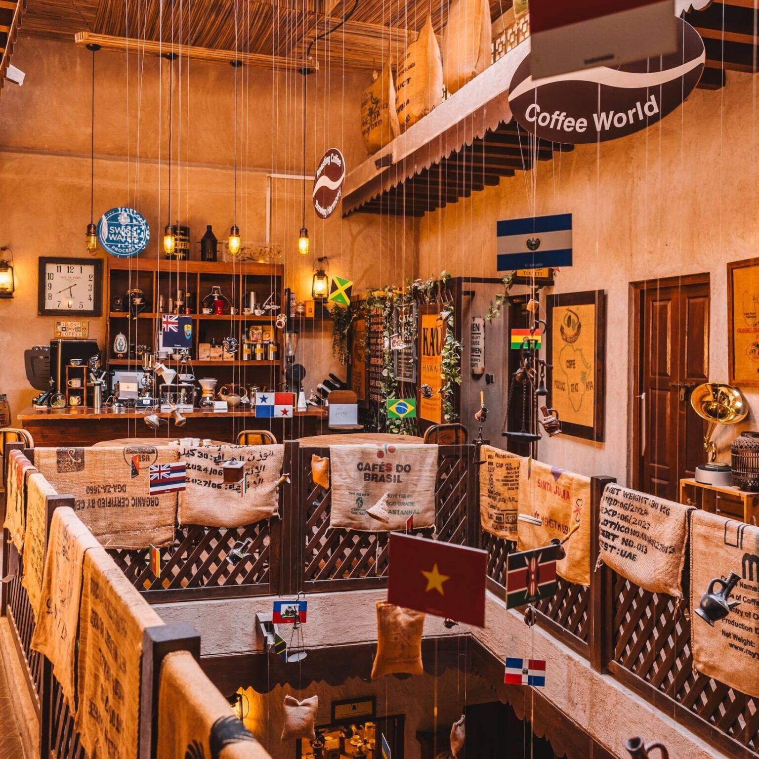 Ein Raum im Coffee Museum in Al Seef mit verschiedenen Ausstellungsstücken wie Jute-Säcken für Kaffee-Bohnen.