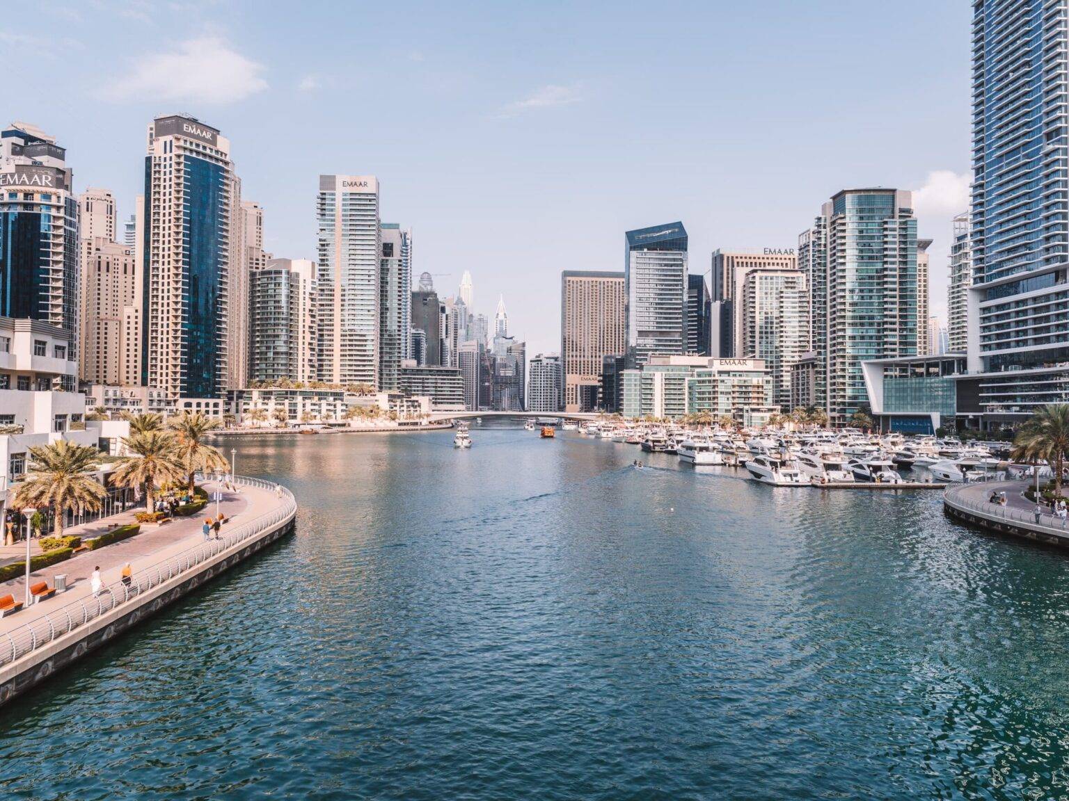 Die Dubai Marina mit kleinen Yachten und umgeben von Hochhäusern.