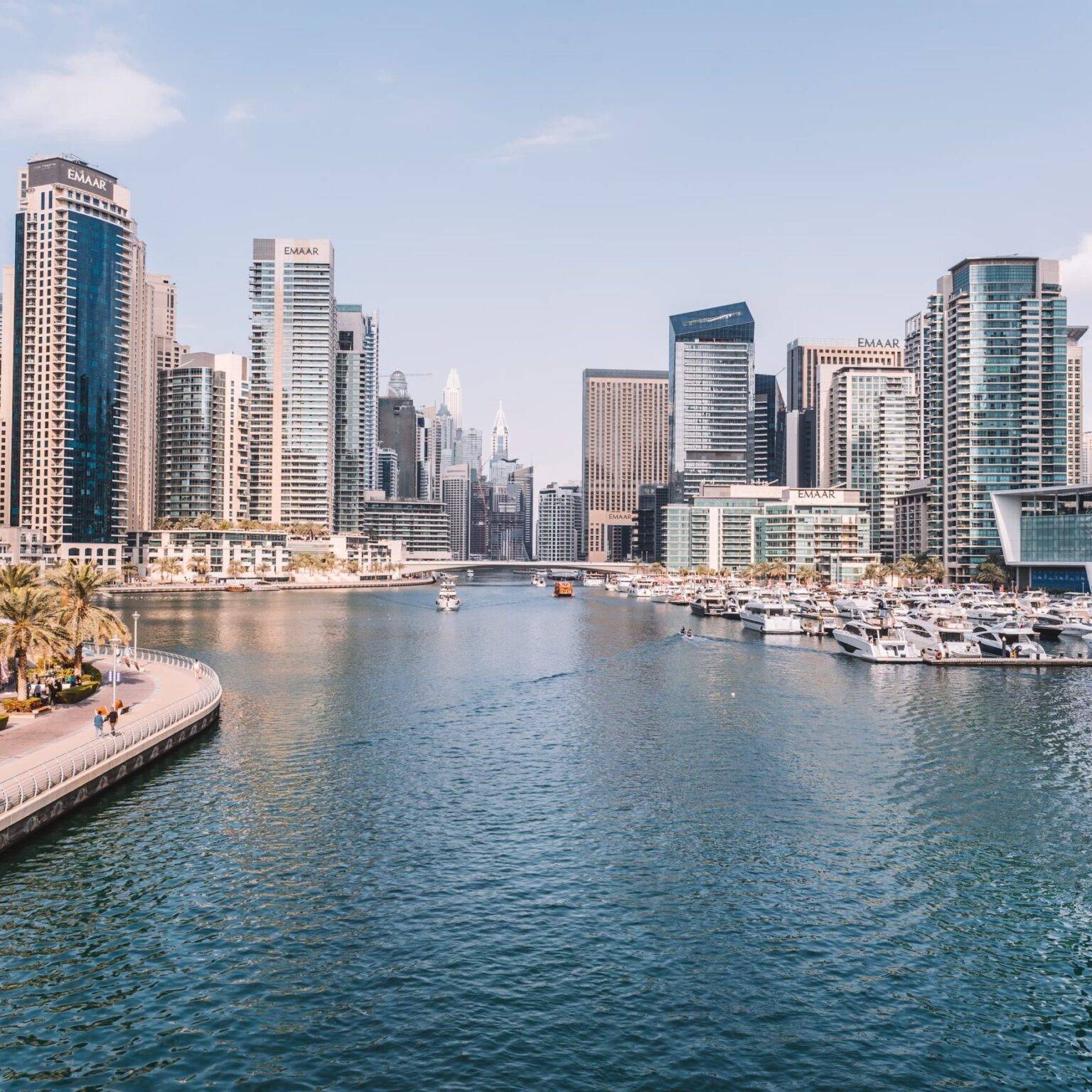 Die Dubai Marina mit kleinen Yachten und umgeben von Hochhäusern.