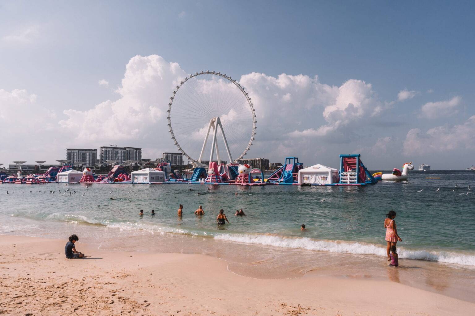 An den Stränden von Dubai kannst du fast das ganze Jahr über Badeurlaub machen.