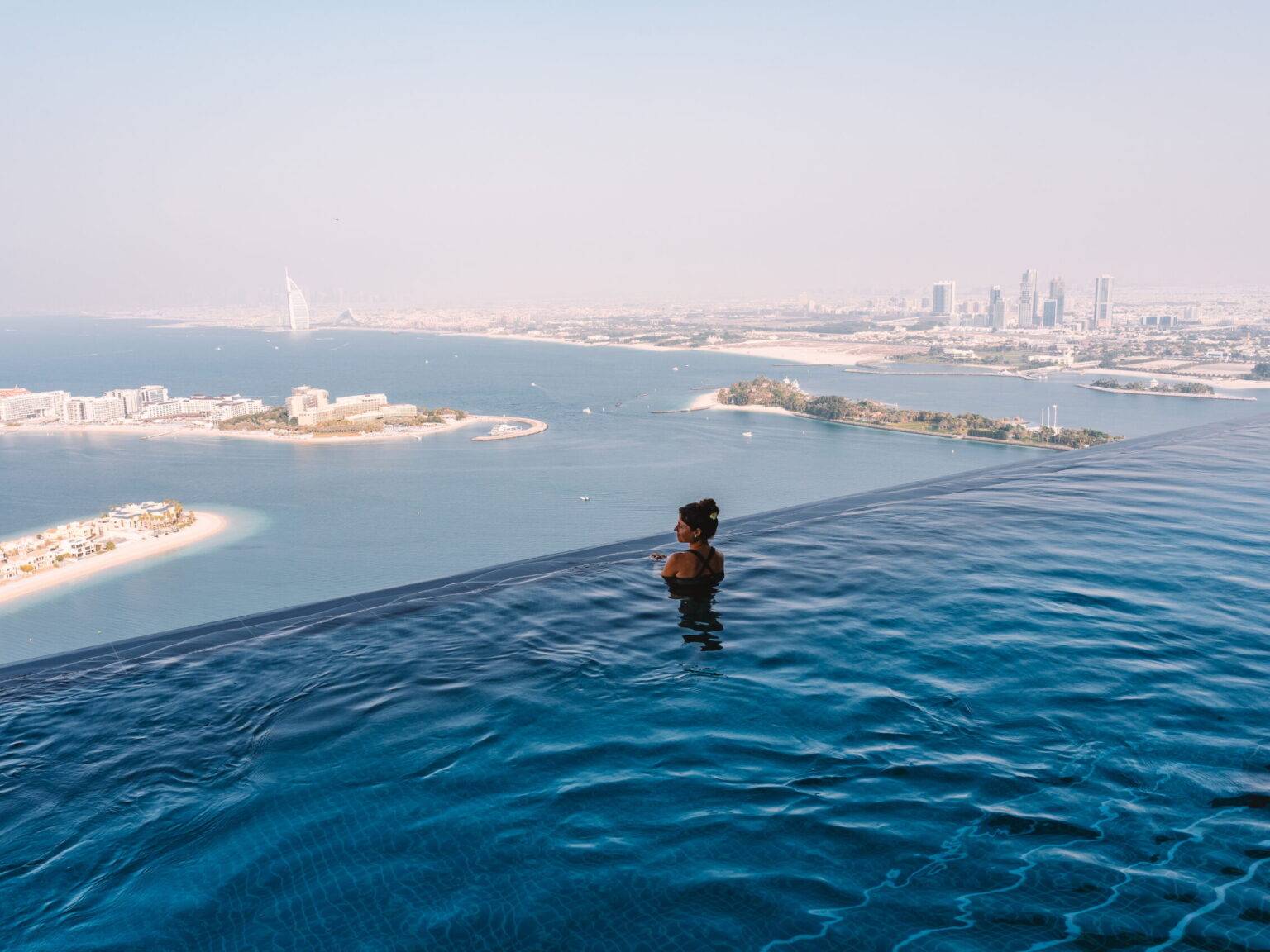 Eine Frau im AURA, einem Infinity Skypool.