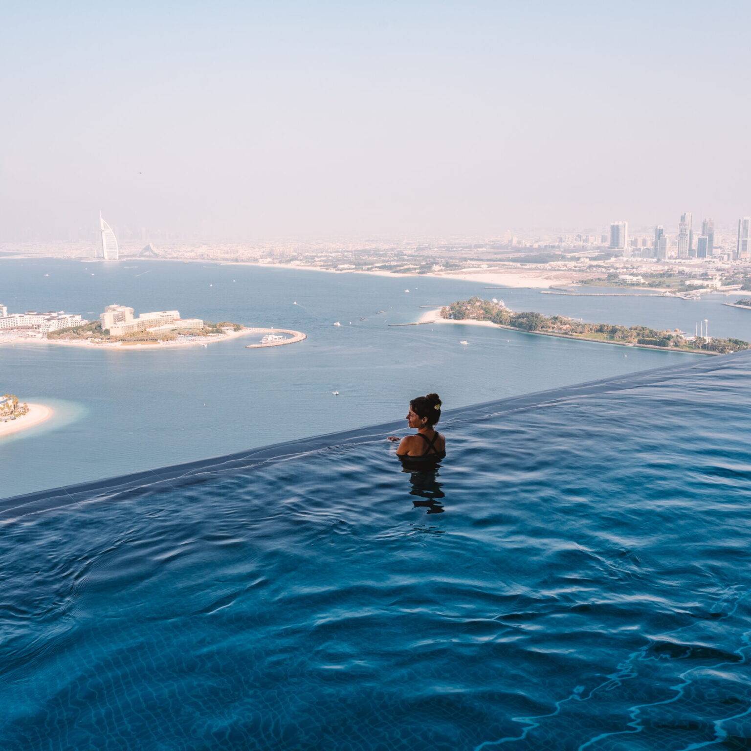 Eine Frau im AURA, einem Infinity Skypool.