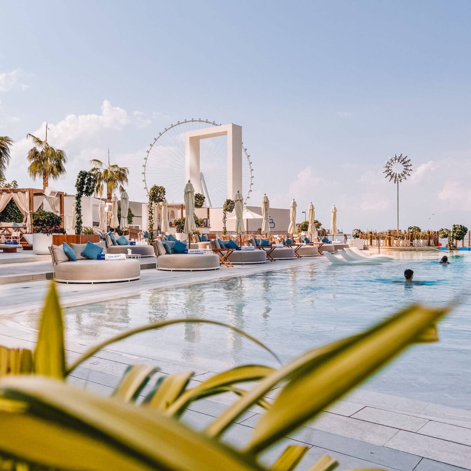 Der Pool umgeben von Strandbetten im Cove Beachclub am JBR Beach.