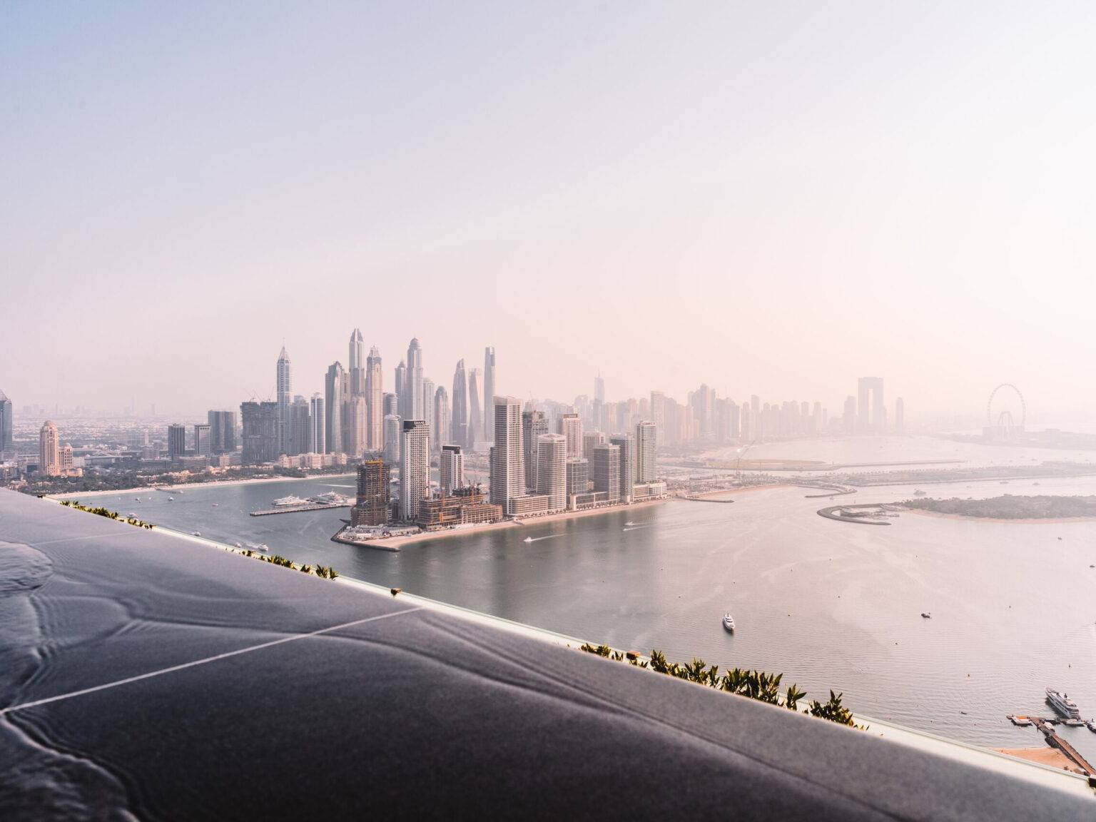 Der AURA Infinity Skypool über den Dächern und der Marina von Dubai.