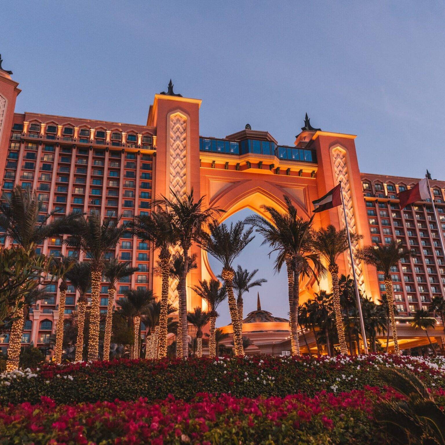 Die Fassade des Atlantis The Palm Hotels mit Palmen im Vordergrund.