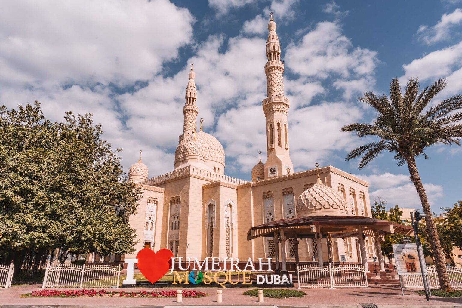 Majestätisch und erhaben empfängt die Jumeirah Moschee die Gläubigen.