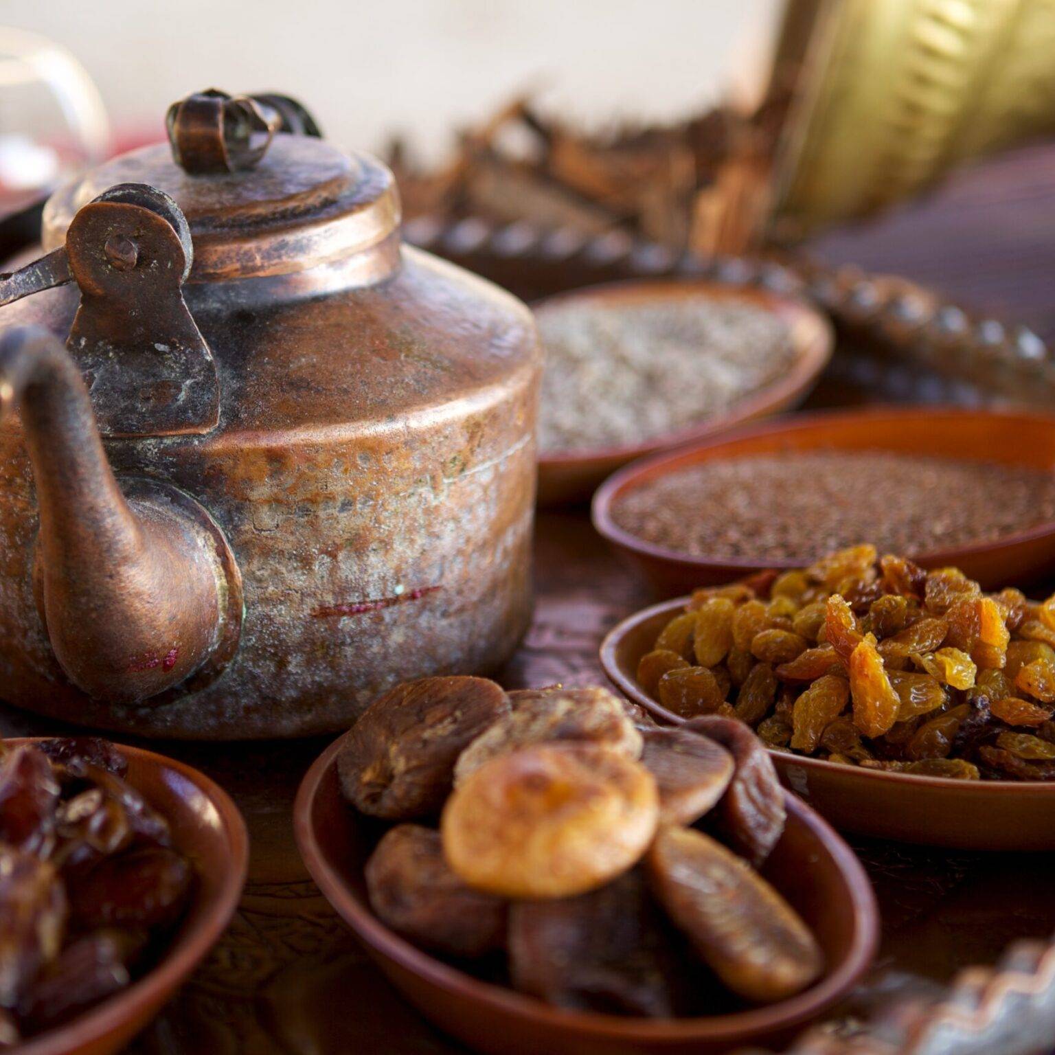 Orientalische Trockenfrüchte werden zusammen mit einer Teekanne gereicht.