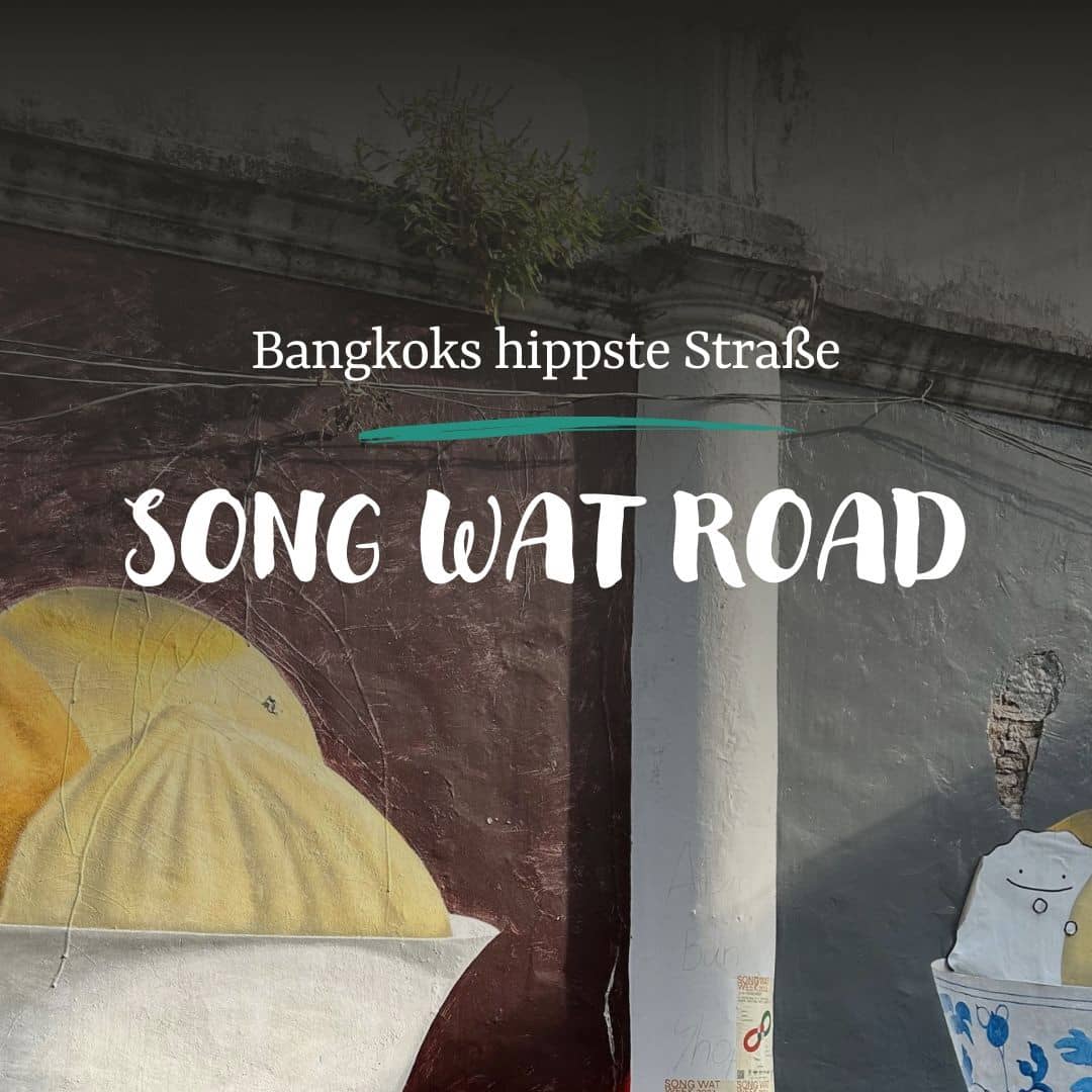Die Überschrift "Bangkoks hippste Straße - Song Wat Road", dahinter eine Mauer mit einem Graffiti mit Dumplings.