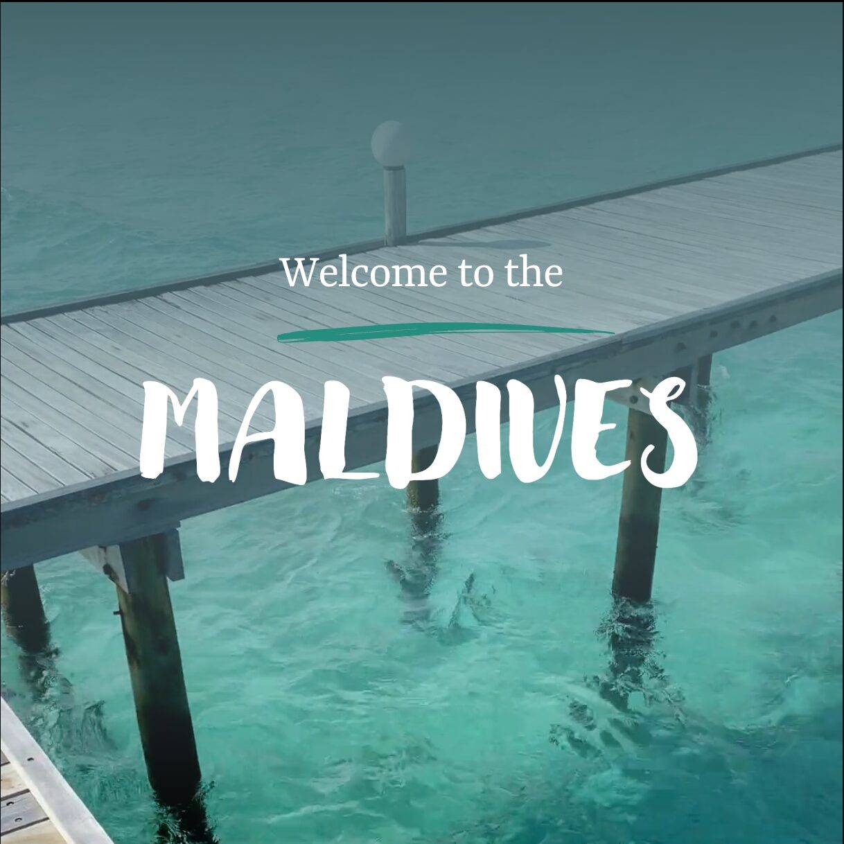Ein Steg in klarem, türkisfarbenem Wasser hinter dem Schriftzug "Welcome to the MALEDIVES".