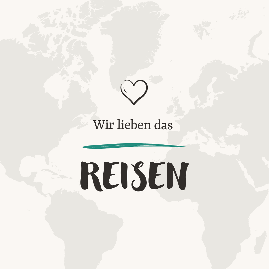 Eine Weltkarte in Beige hinter dem Schriftzug "Wir lieben das REISEN".
