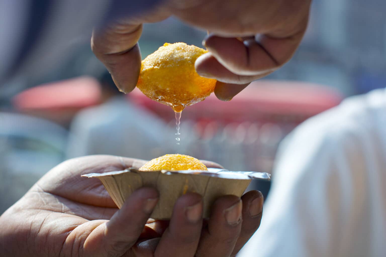 Die frittierten Teigbällchen Panipuri sind der Finger-Food Klassiker auf den indischen Märkten.