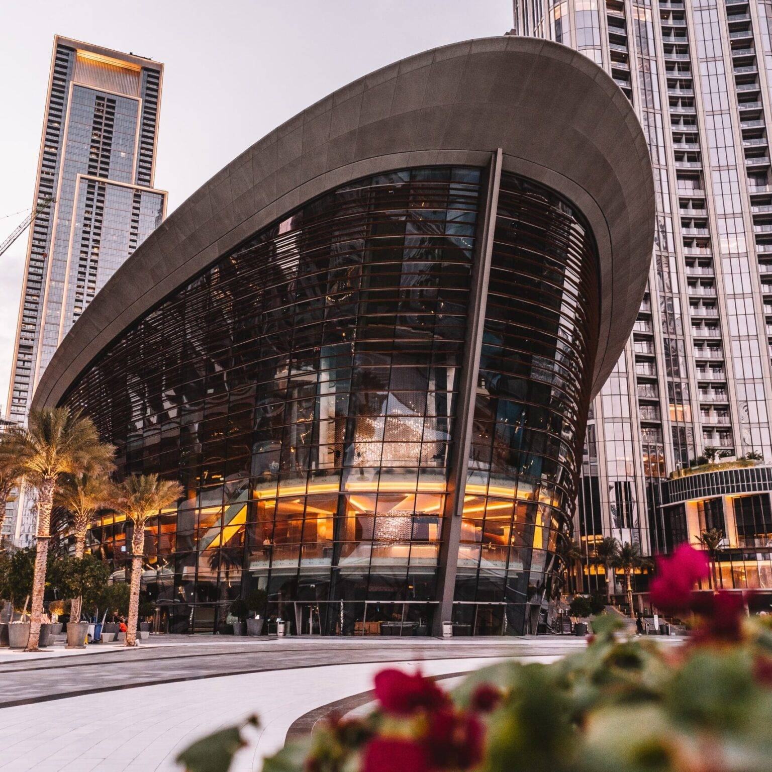 Die gläserne Fassade der Oper in Downtown Dubai.