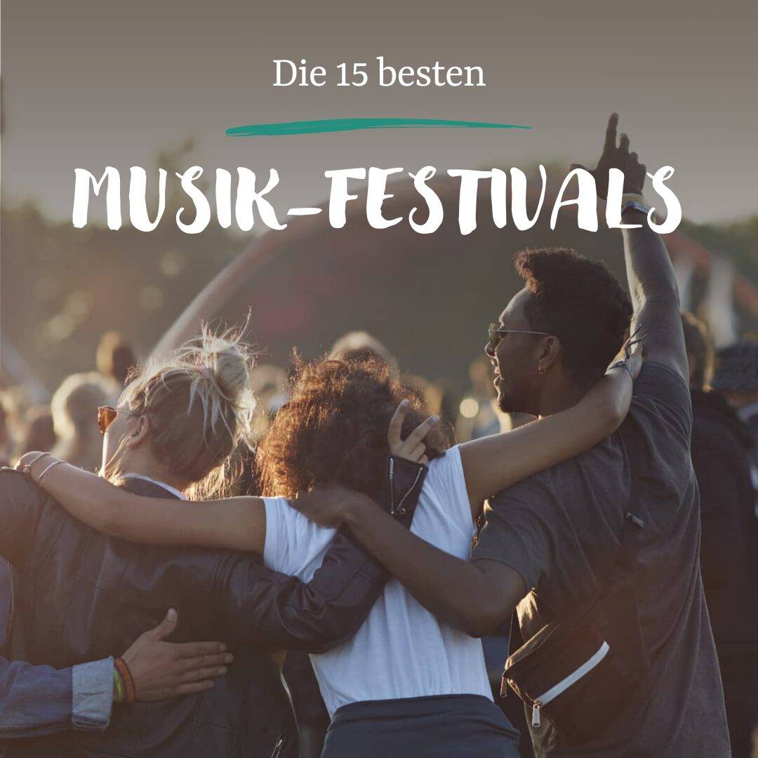 Die Rückansicht von drei junge Menschen, die in der Zuschauermenge vor einer Festivalbühne stehen und sich in den Armen liegen. Darüber steht die Überschrift "Die 15 besten MUSIK-FESTIVALS".