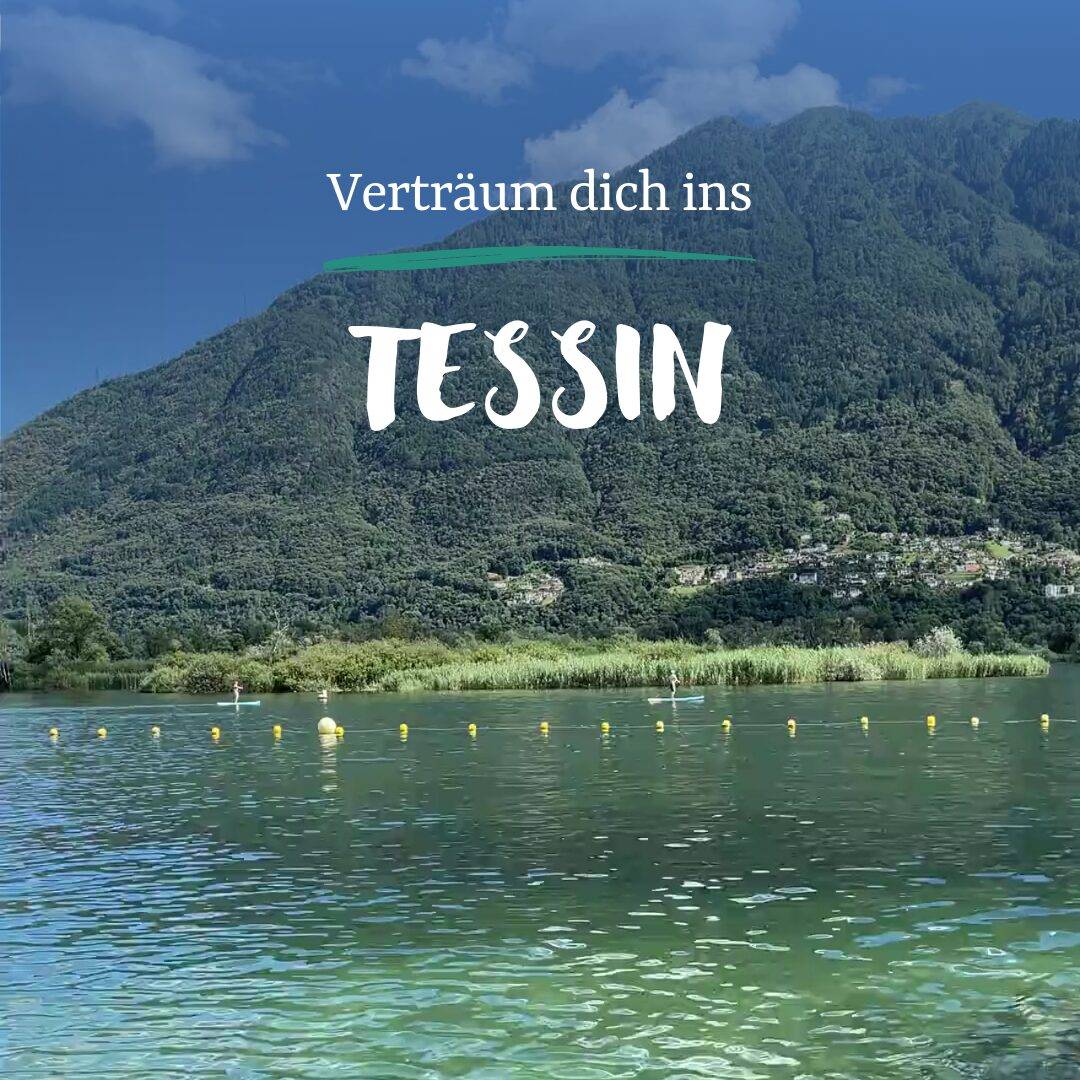 Ein Bergsee mit klarem Wasser und zwei Personen, die auf Stand-Up Paddles stehen. Dahinter ein grüne bewachsener Berg. Darüber steht die Überschrift "Verträum dich ins TESSIN".