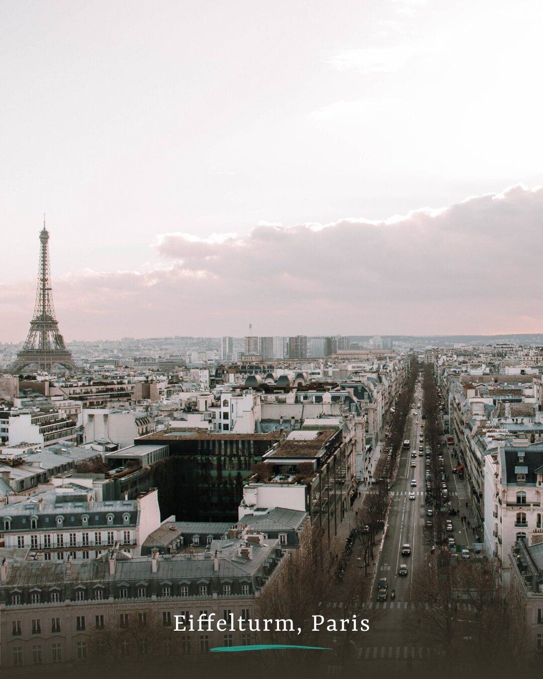 Das dicht bebaute Paris aus der Vogelperspektive. Links der Eiffelturm. Rechts eine lange Straße, links und rechts von Bäumen gesäumt.