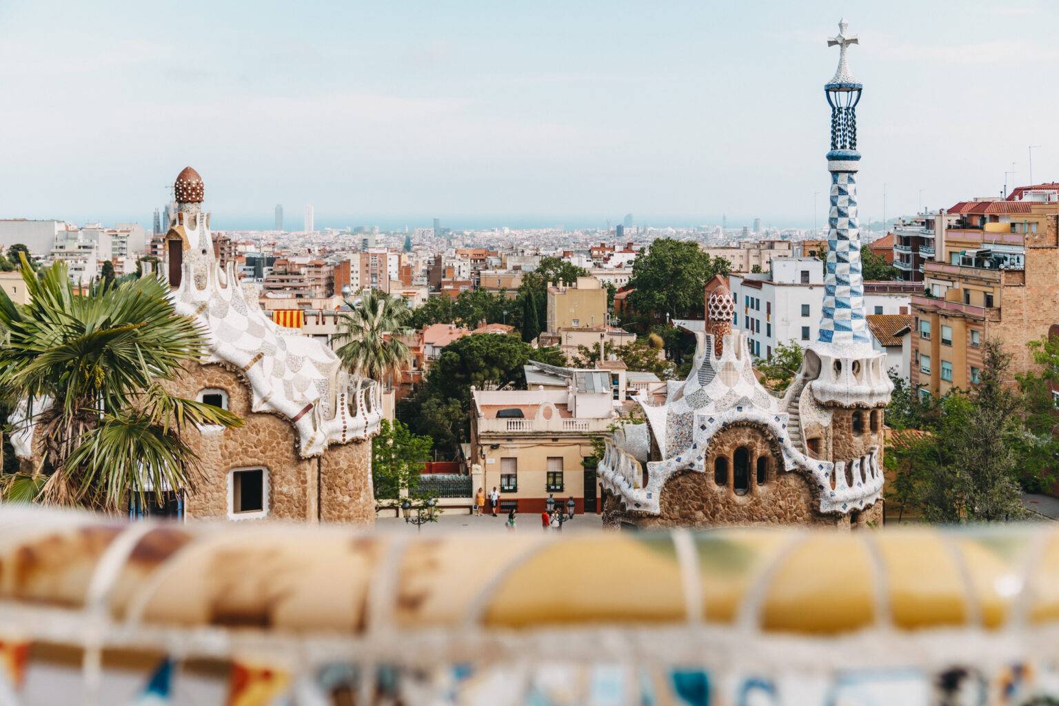 Zwischen den vielen Mosaikkunstwerken hat man einen herrlichen Blick über die Stadt.