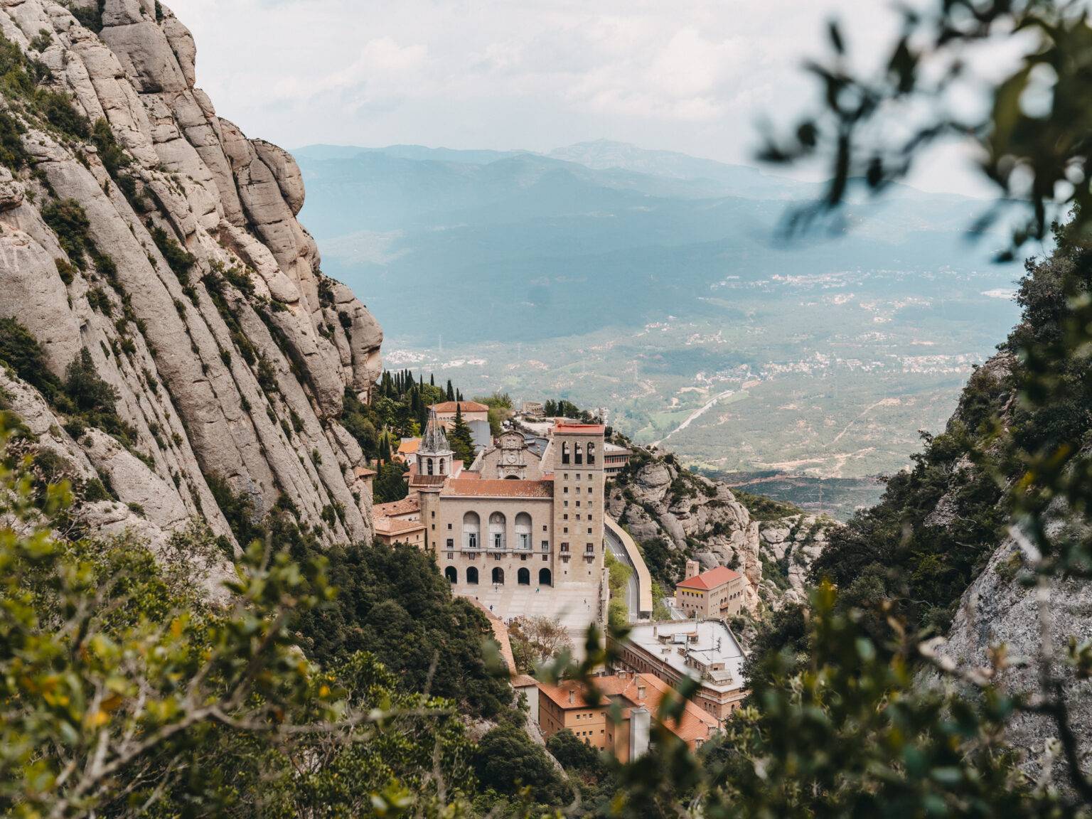 Die Vogelperspektive auf das Schloss Montserrat mit dem Tal im Hintergrund.