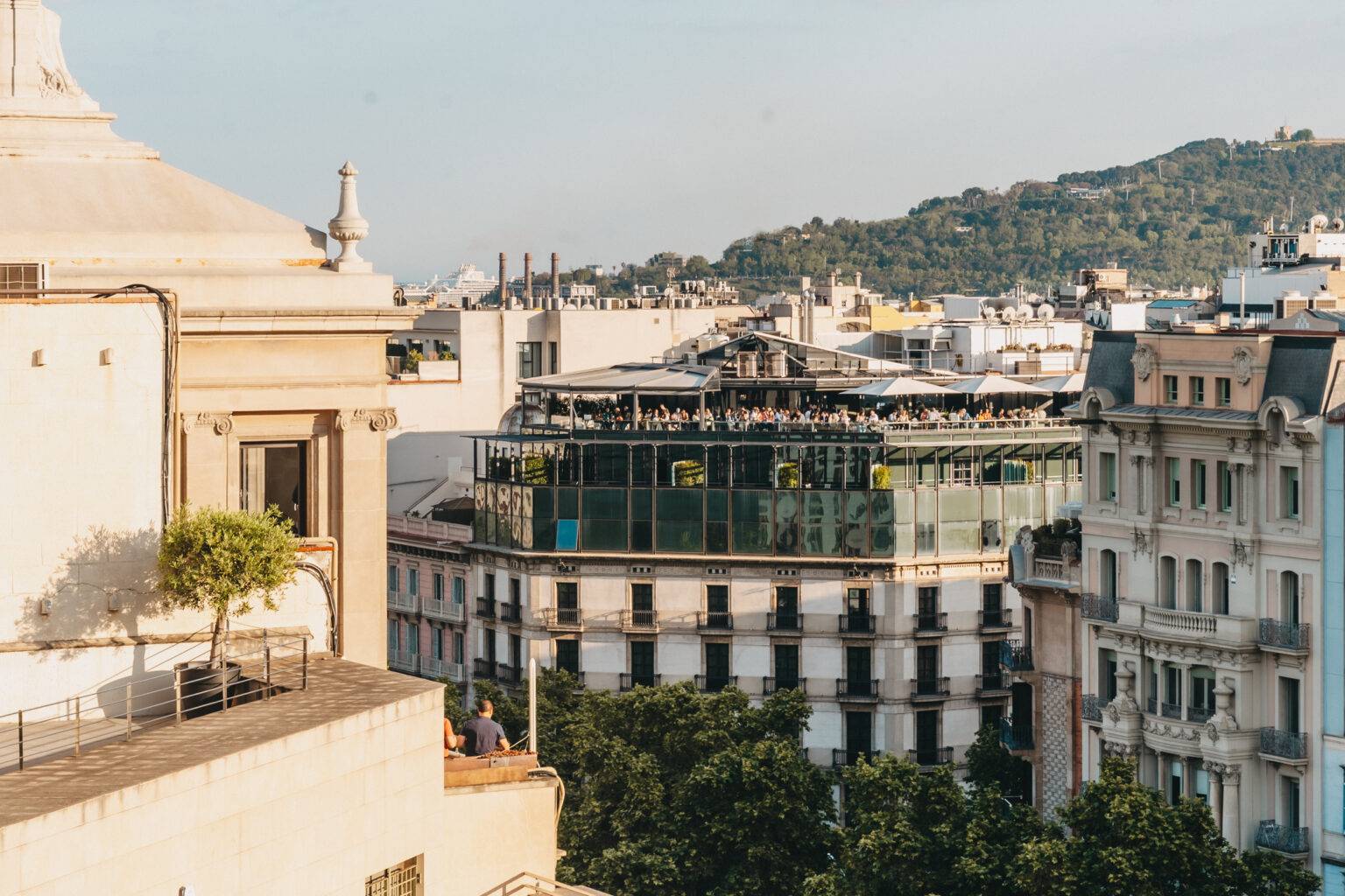Unzählige Rooftop-Bars vereinen guten Drinks mit entspanntem Großstadt-Flair.