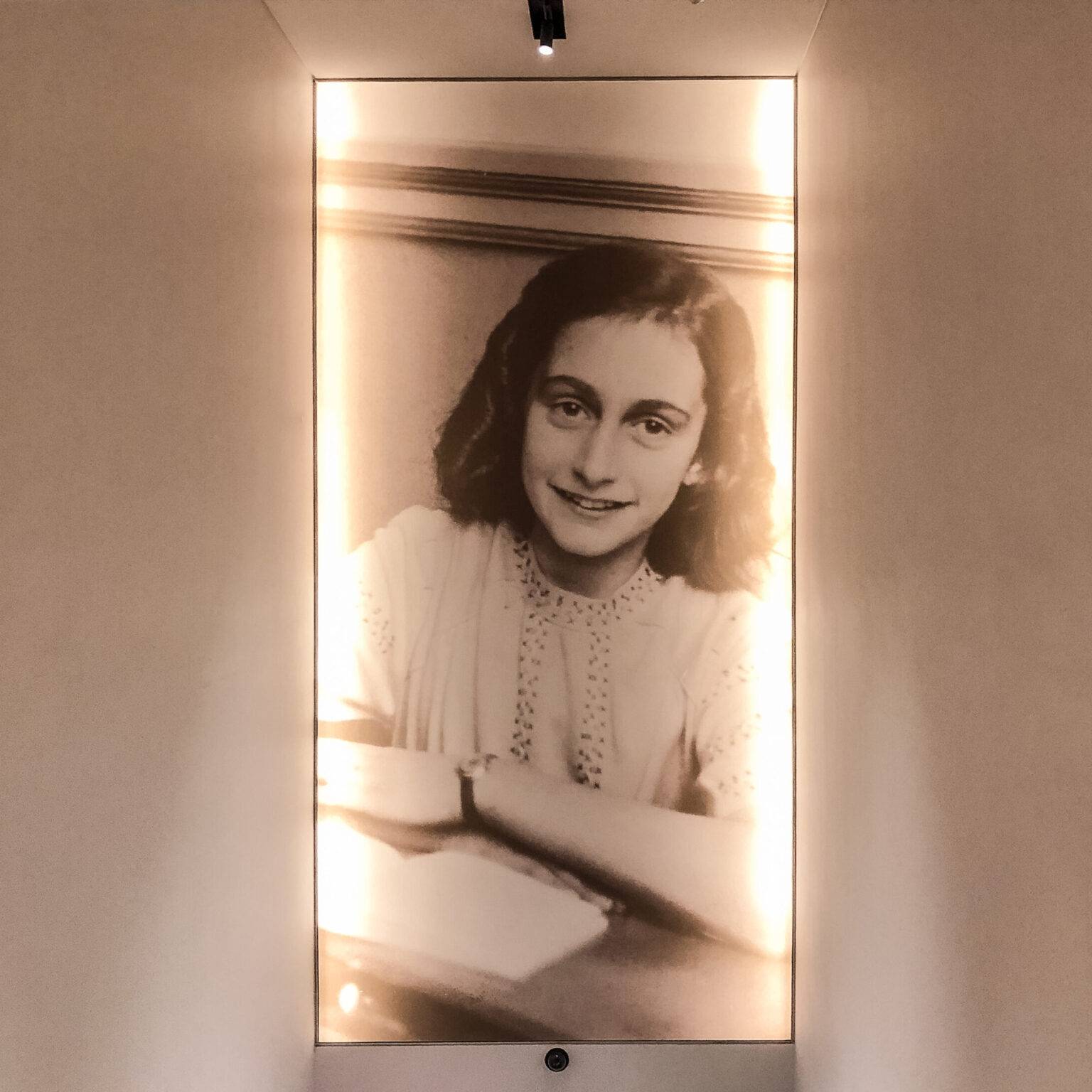 Porträt von Anne Frank ausgestellt im Anne Frank Museum in Amsterdam.