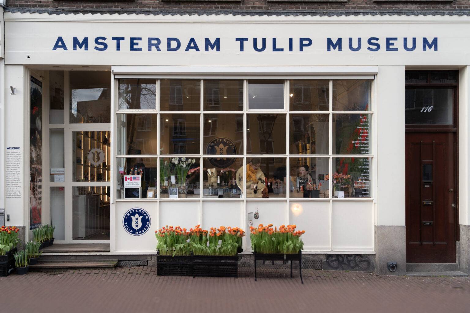Eingang des Tulpenmuseums in Amsterdam mit Schaufenster im Stil eines Souvenirladens.
