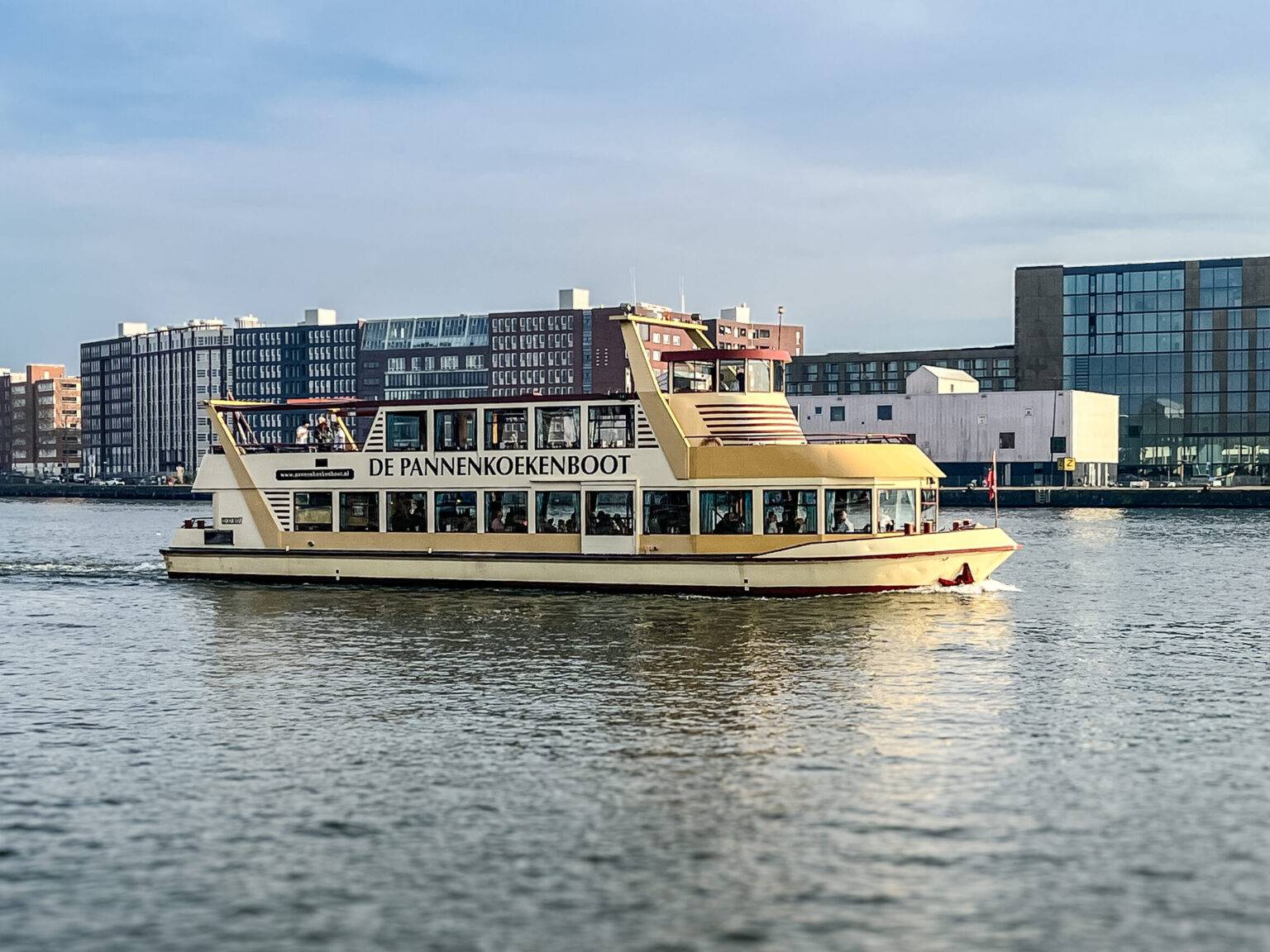 Das gelbe Pannekoekboot auf dem Fluss.