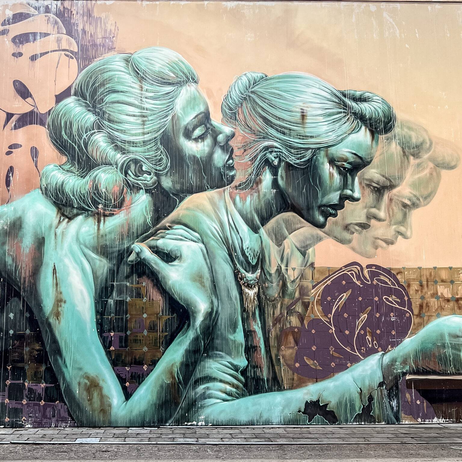 Großformatige Streetart mit Frauenmotiv.