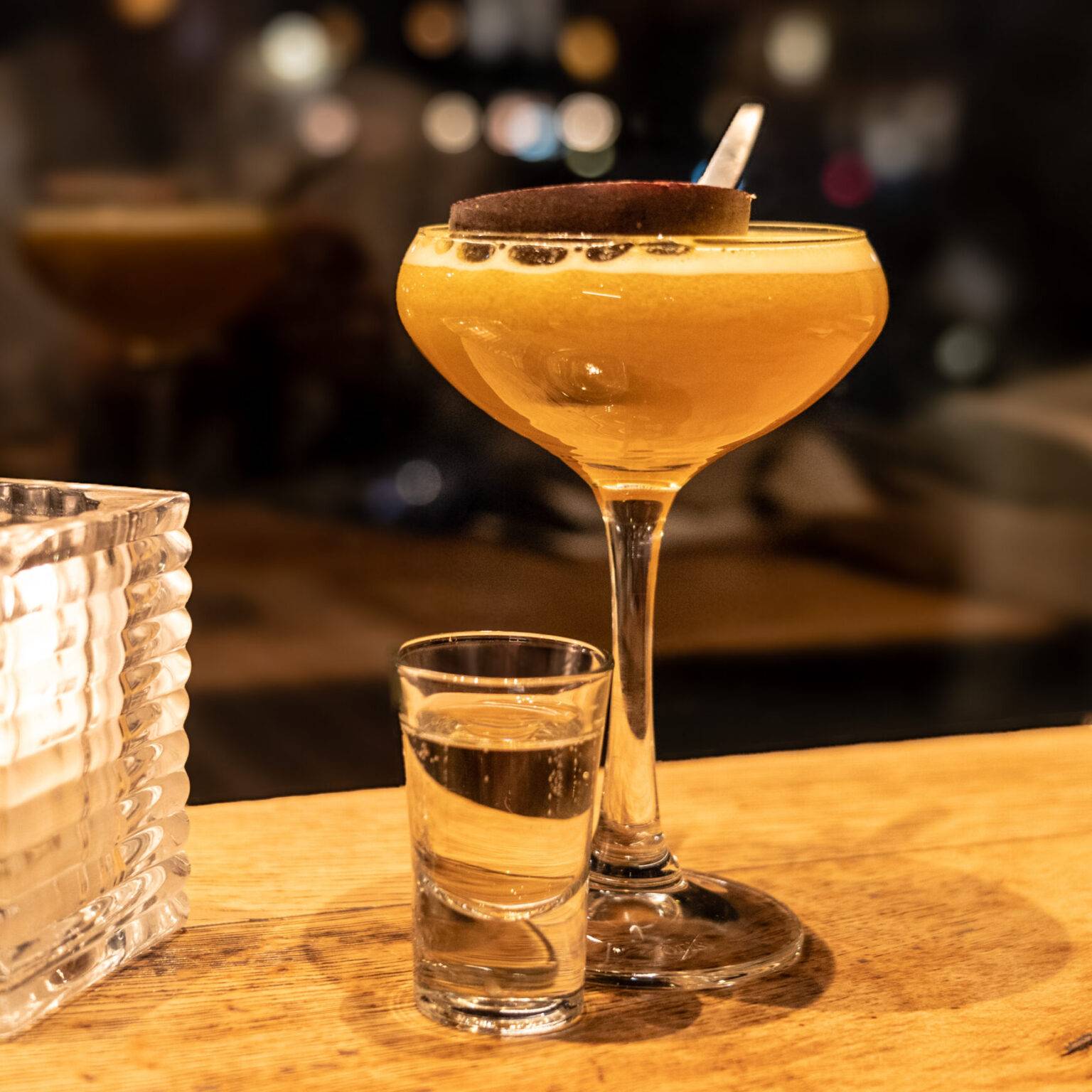 Ein stilvoll servierter Passion Fruit Martini, stellvertretend für die besten Cocktailbars in Amsterdam.