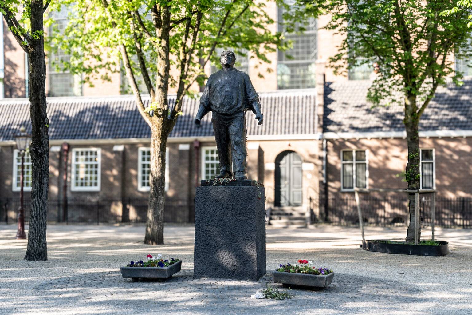 Bronzestatue des Hafenarbeiters vor der Portugiesischen Synagoge in Amsterdam, Gedenkstätte des Streiks gegen die Judenverfolgung 1941.