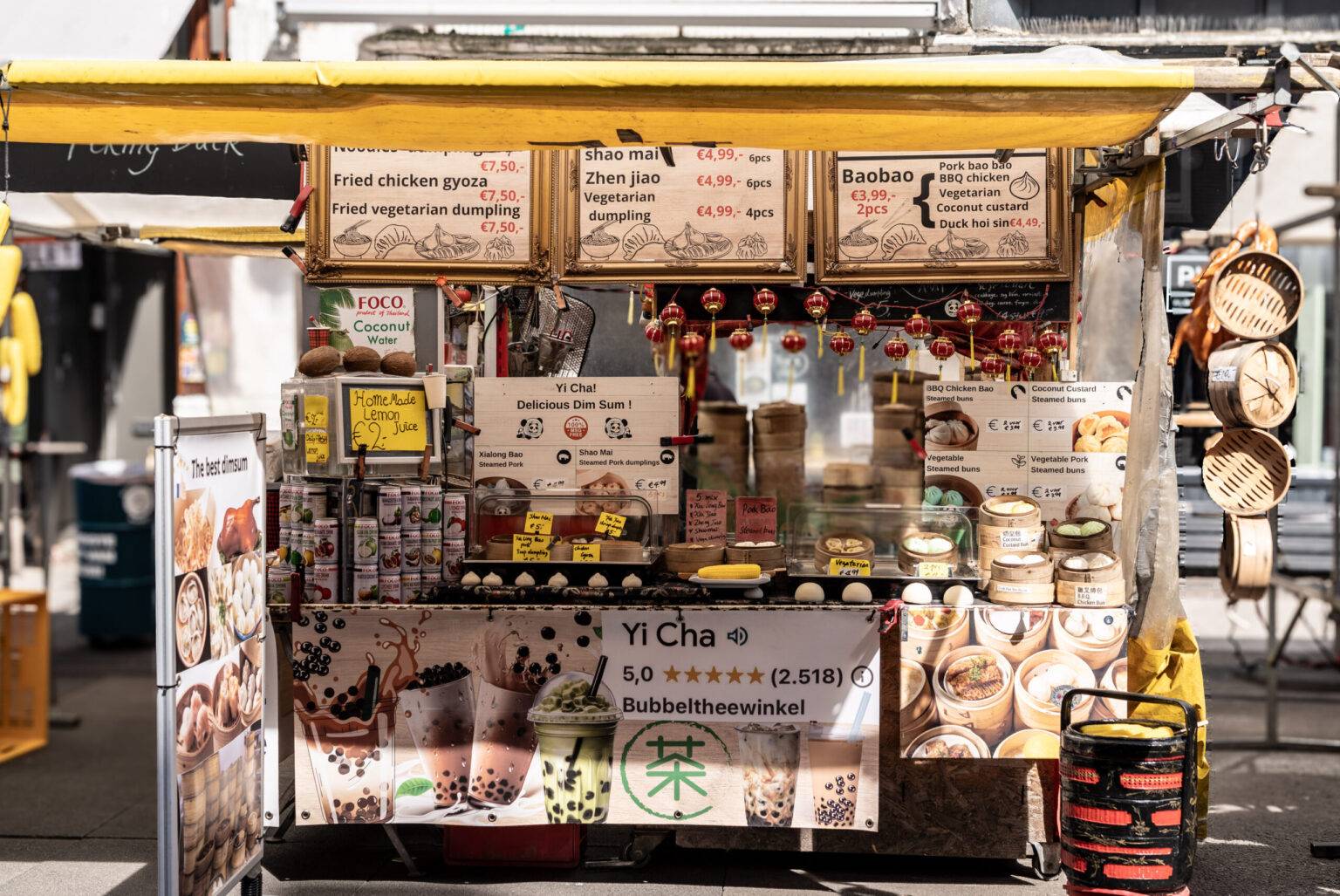 Dumpling-Stand auf dem Albert Cuypmarkt im Amsterdamer Stadtteil De Pijp, der die multikulturelle Atmosphäre des Marktes widerspiegelt.