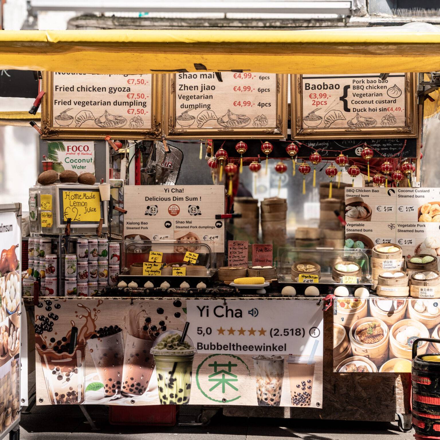 Dumpling-Stand auf dem Albert Cuypmarkt im Amsterdamer Stadtteil De Pijp, der die multikulturelle Atmosphäre des Marktes widerspiegelt.