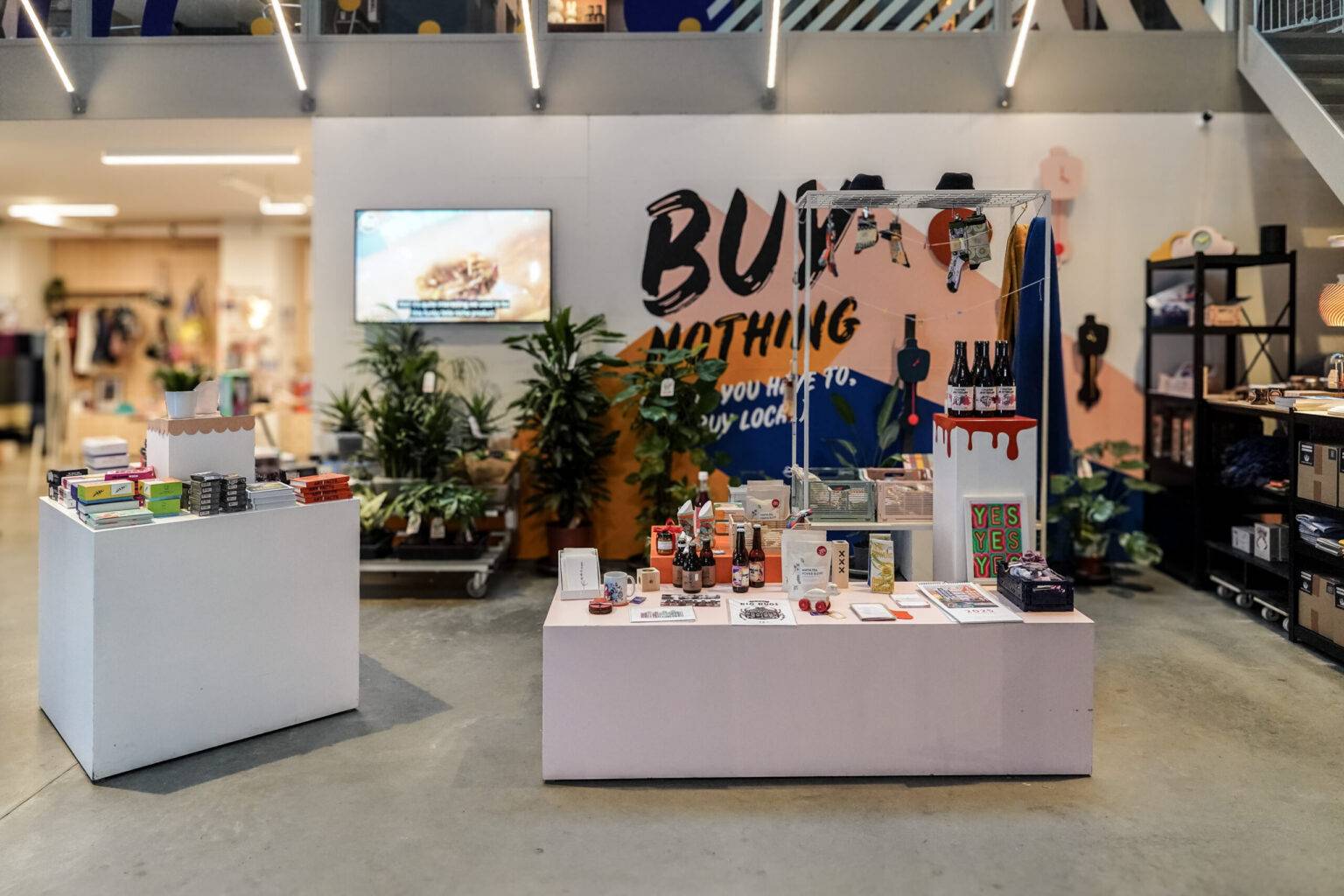 Hipper Concept Store in Amsterdam Oud-West mit ausgewählten Produkten lokaler Marken und modernem Interieur.