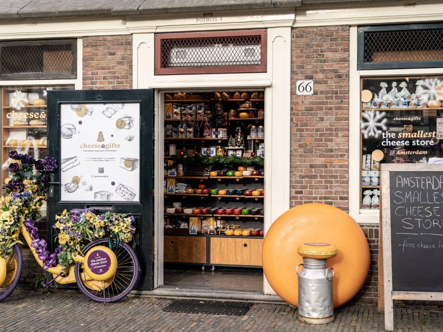 Kleinster Käseladen in Amsterdam Jordaan mit traditionellem holländischem Käse im Schaufenster.