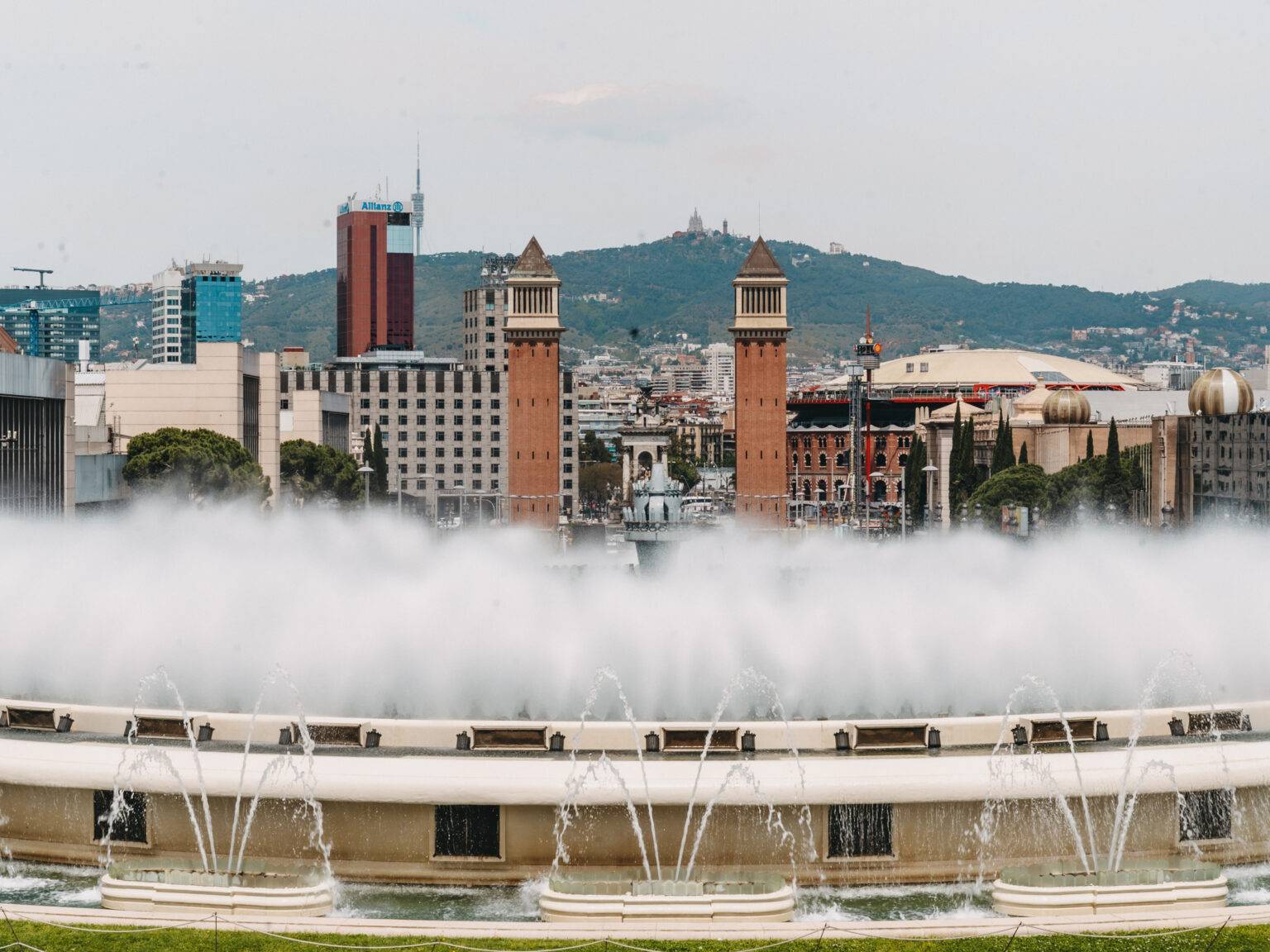 Im Vordergrund der Font Màgica und dahinter die Arcenas de Barcelona neben weiteren Gebäuden.