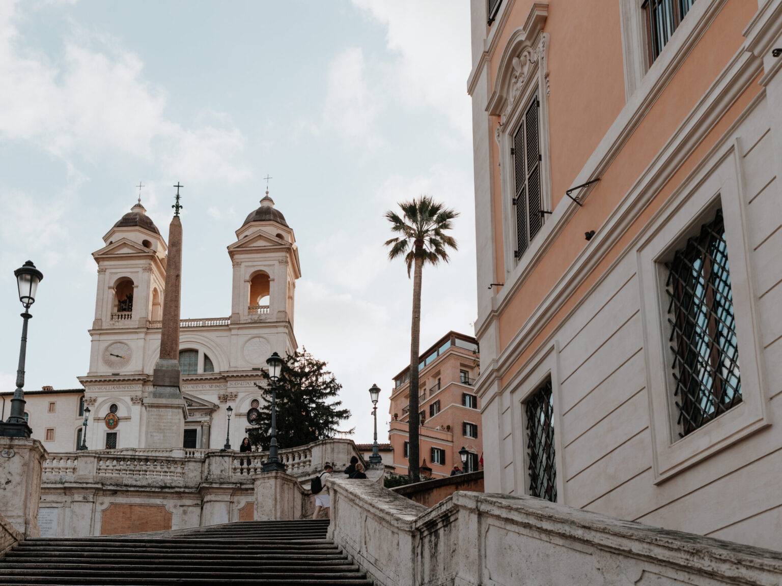 Die Spanische Treppe in Rom mit der Trinità-dei-Monti-Kirche im Hintergrund.