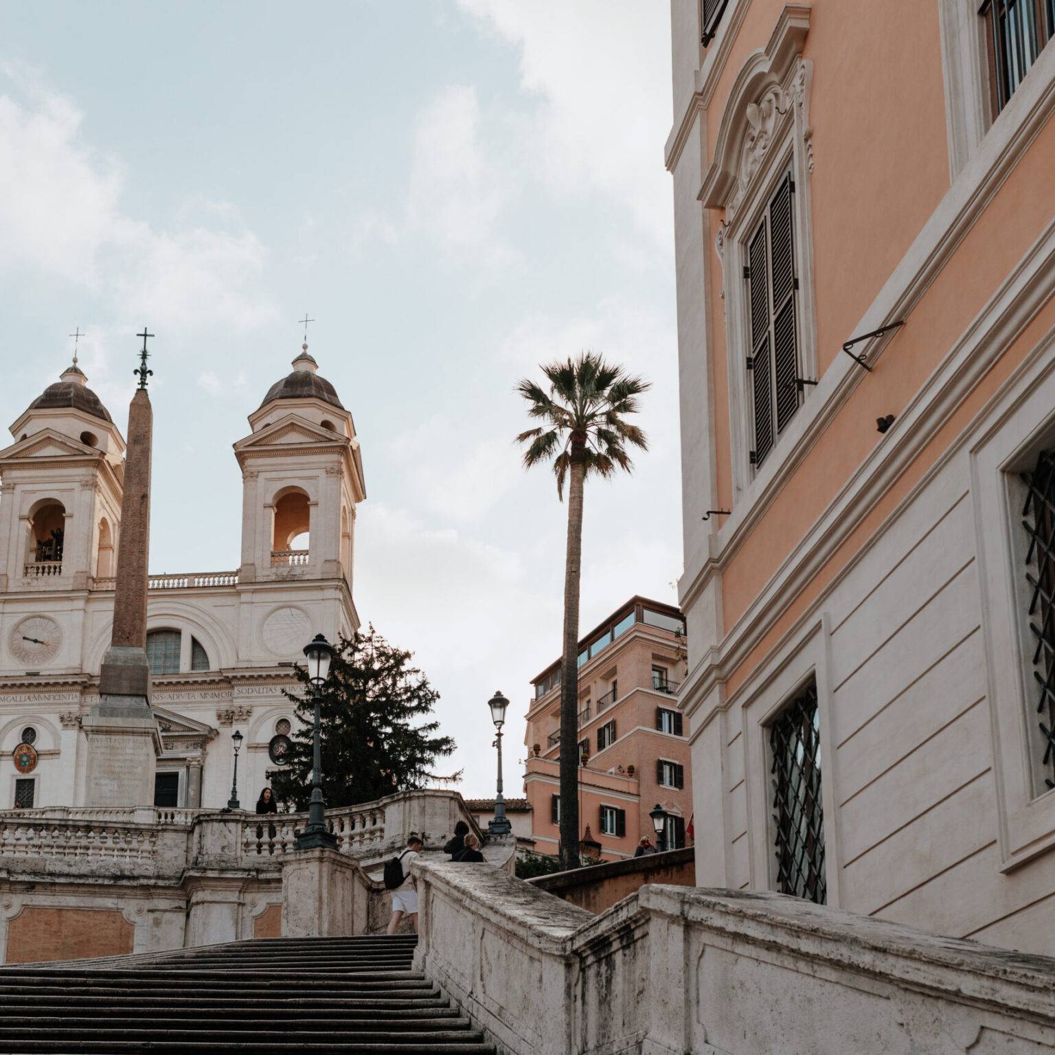 Die Spanische Treppe in Rom mit der Trinità-dei-Monti-Kirche im Hintergrund.