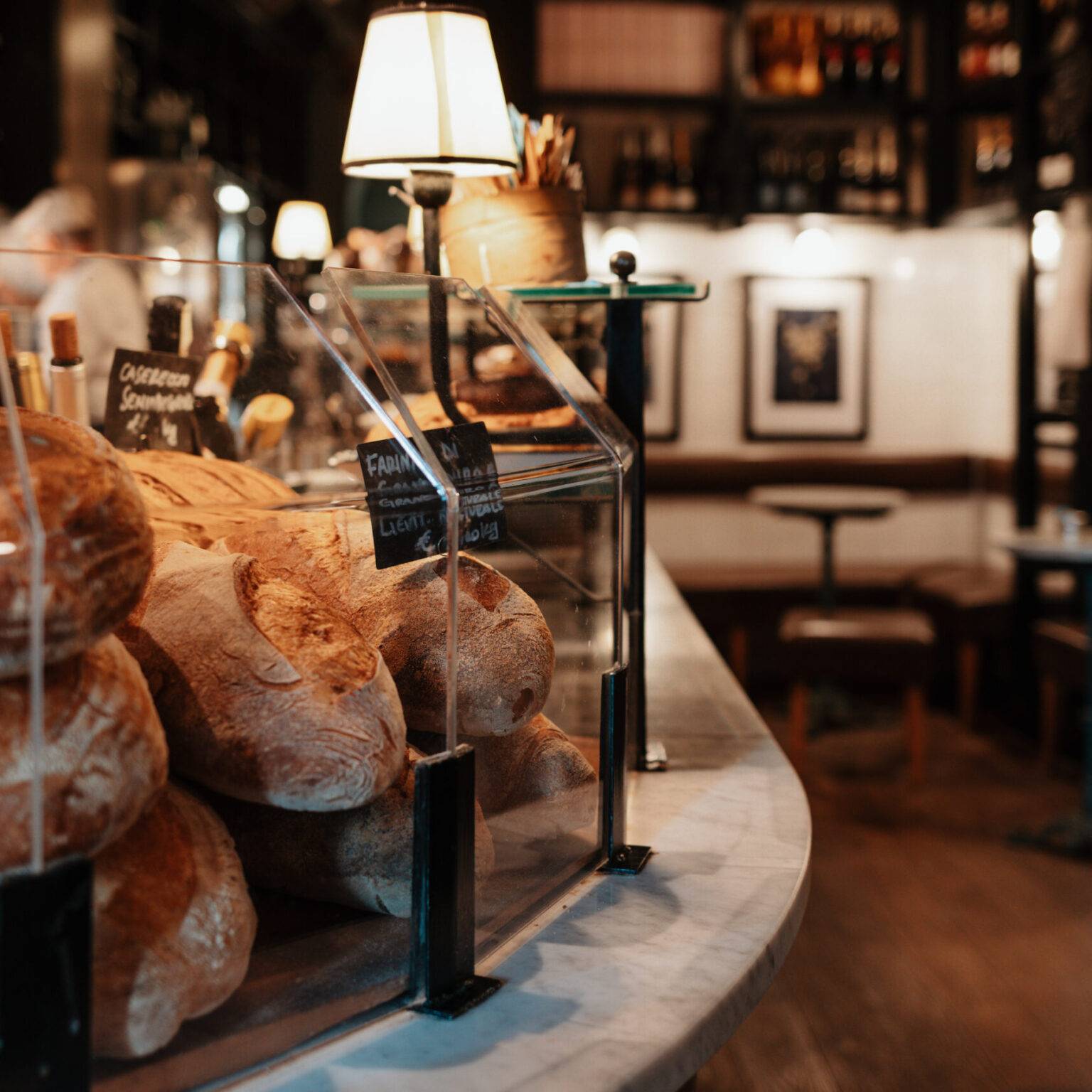 Frisch gebackene Brote in der Theke der Tulipane Bäckerei in Rom.
