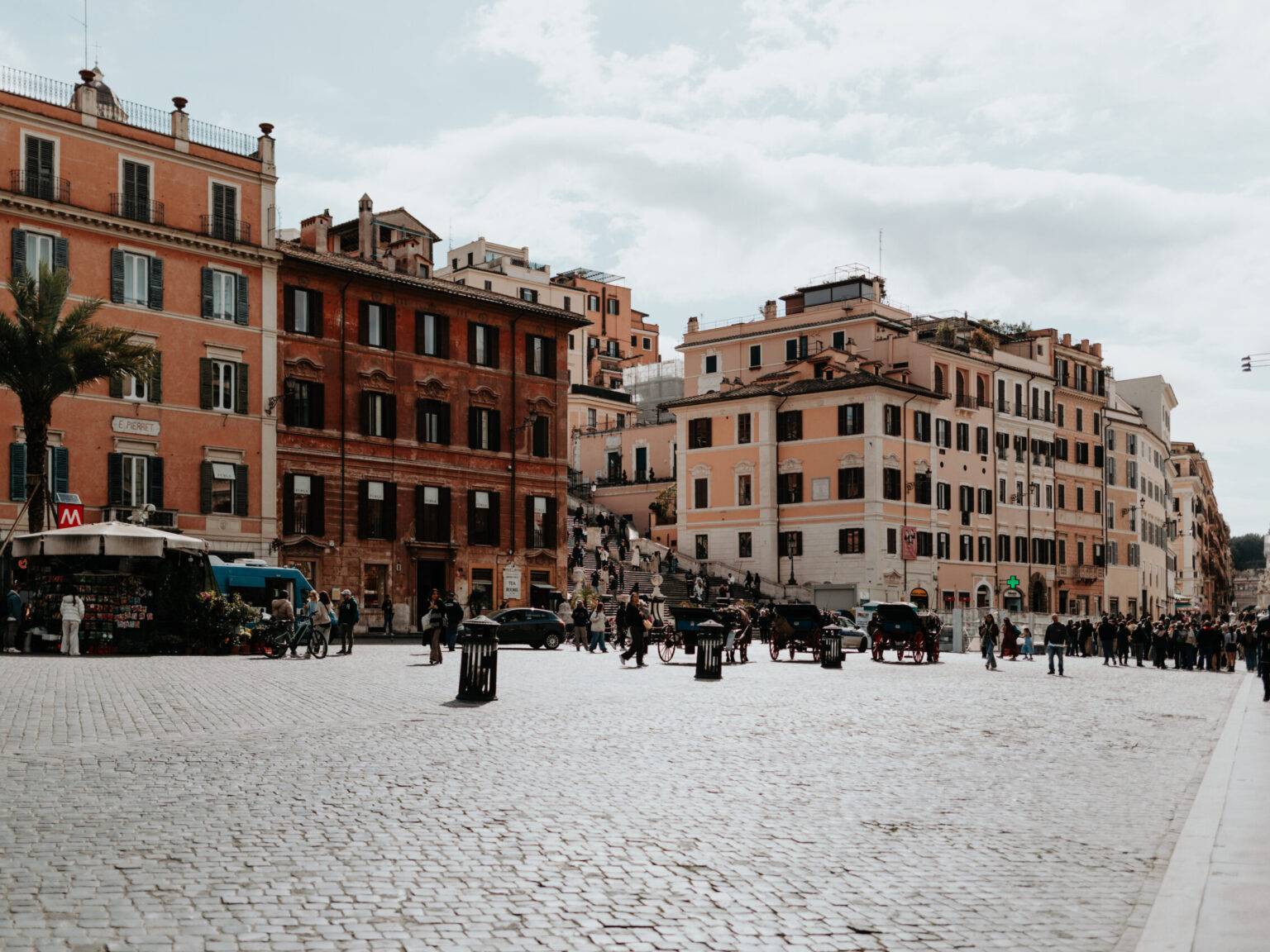 Blick über die Piazza di Spagna hin zur Spanischen Treppe.