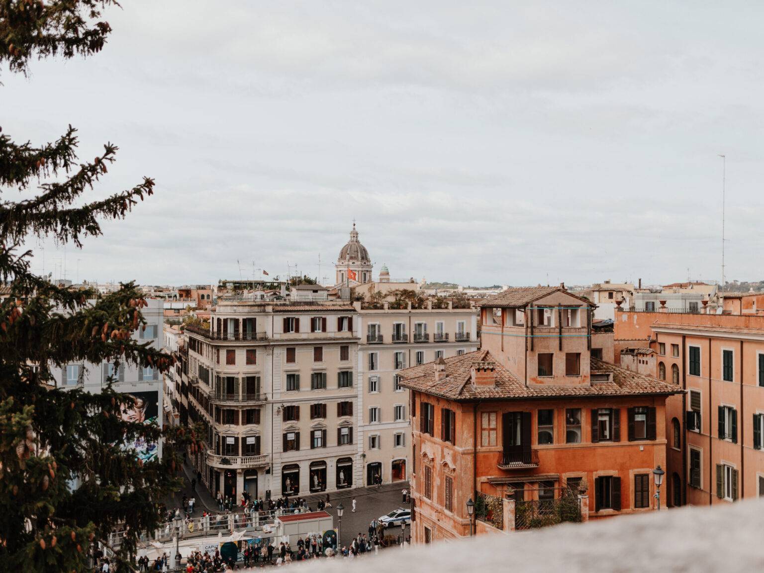 Blick von der Spanischen Treppe hinunter auf die Piazza di Spagna.